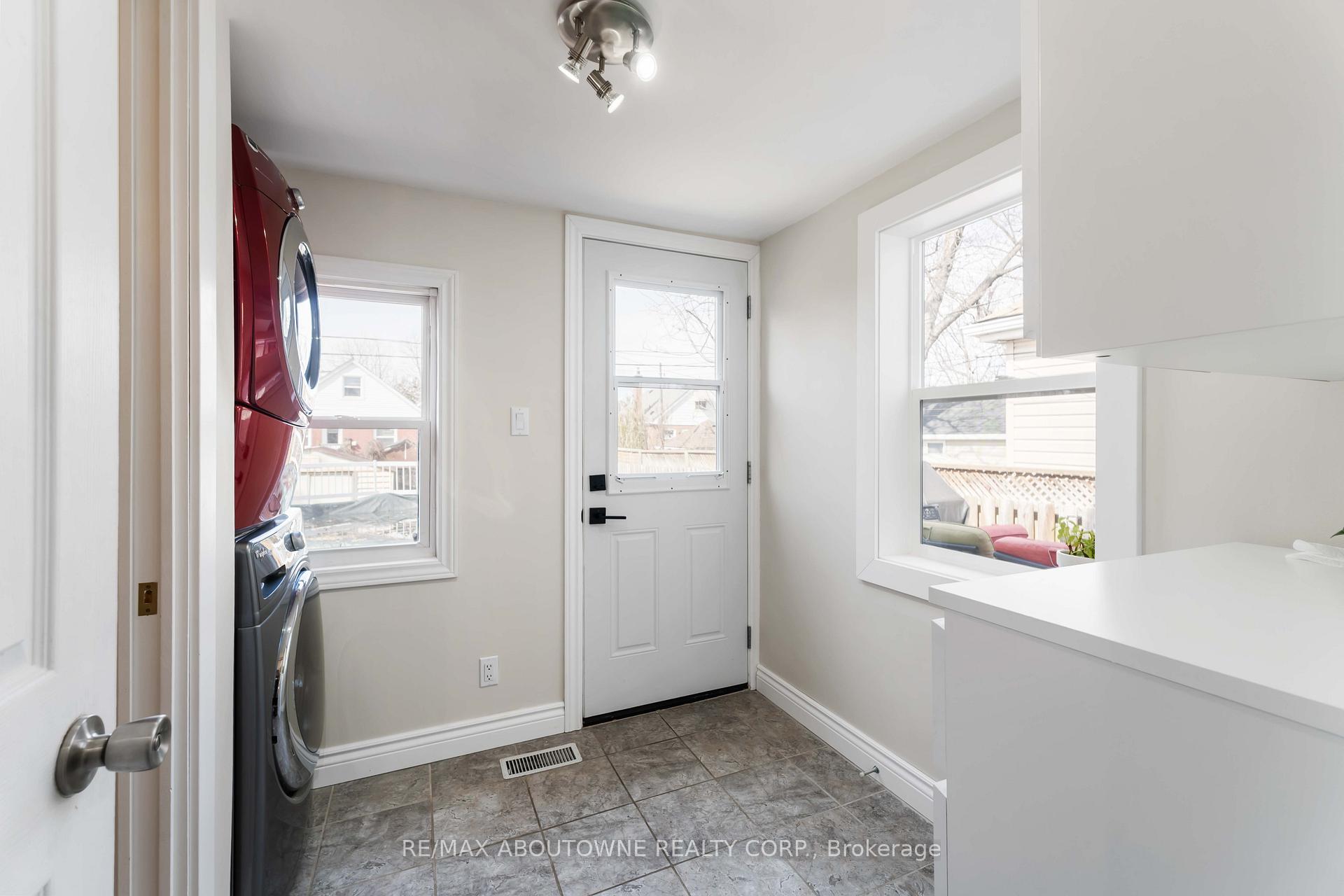 Photo 17 of 54 Weir Street S, Hamilton, Bartonville — HOMEH