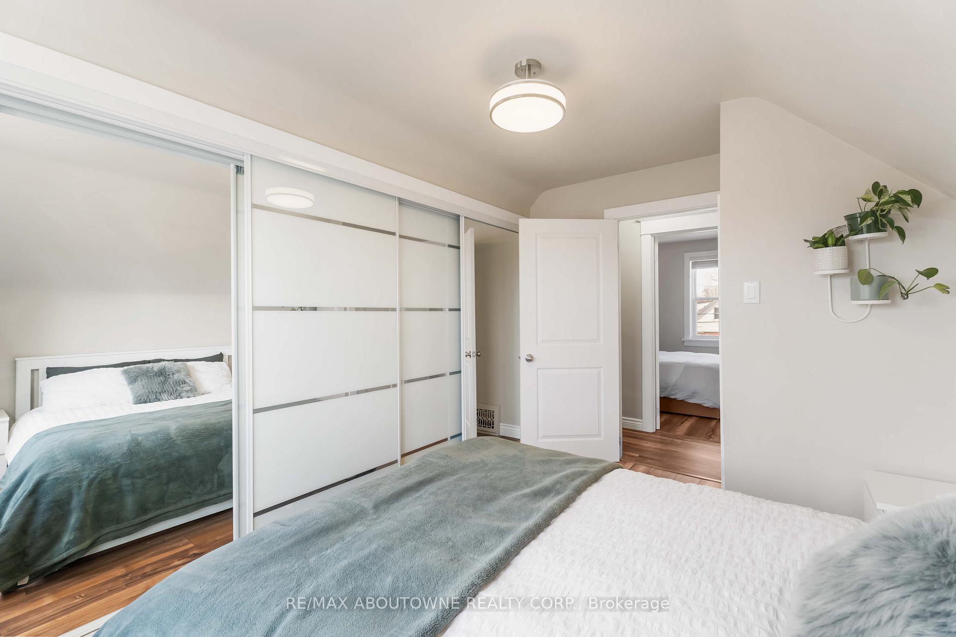 Photo 20 of 54 Weir Street S, Hamilton, Bartonville — HOMEH