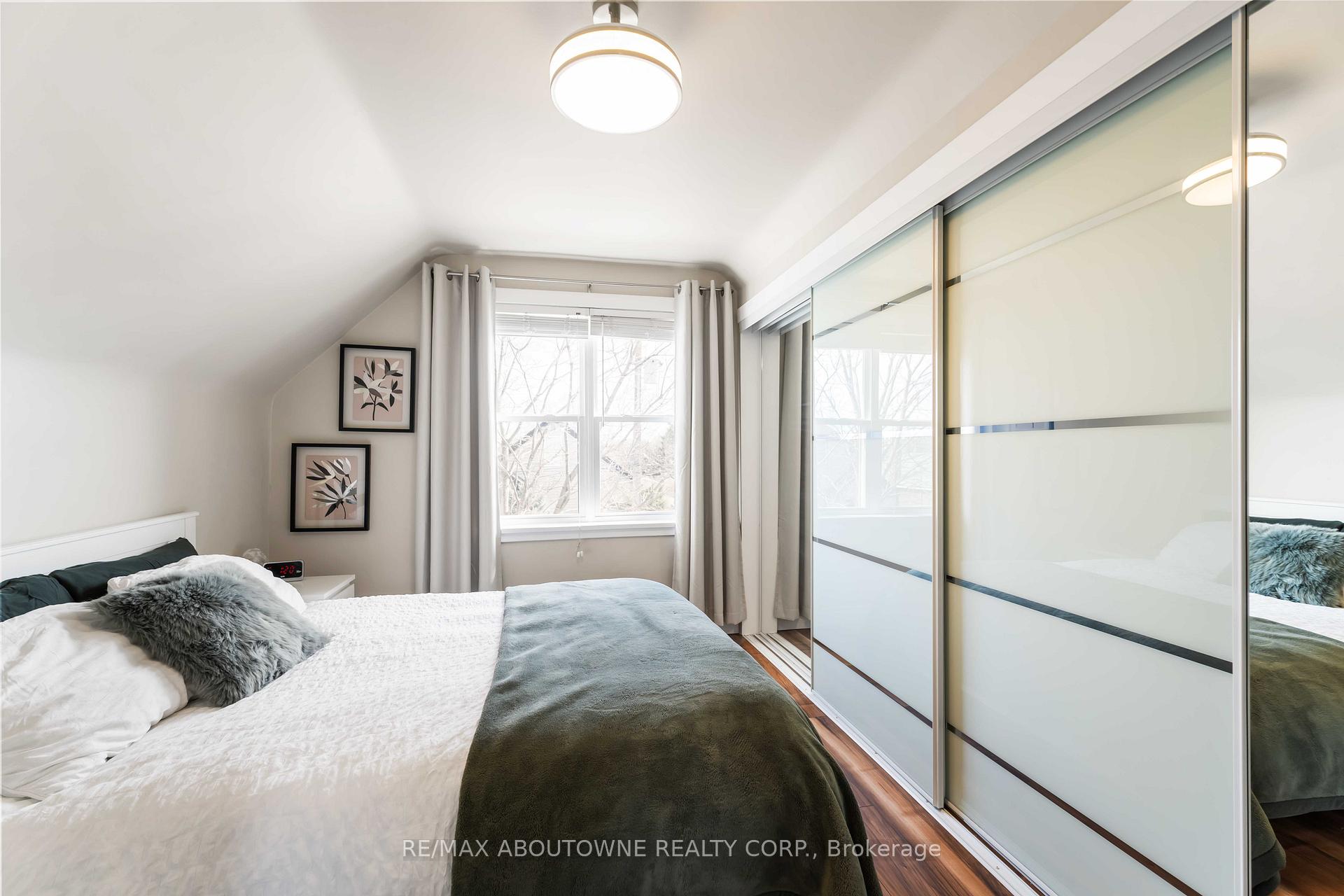 Photo 21 of 54 Weir Street S, Hamilton, Bartonville — HOMEH