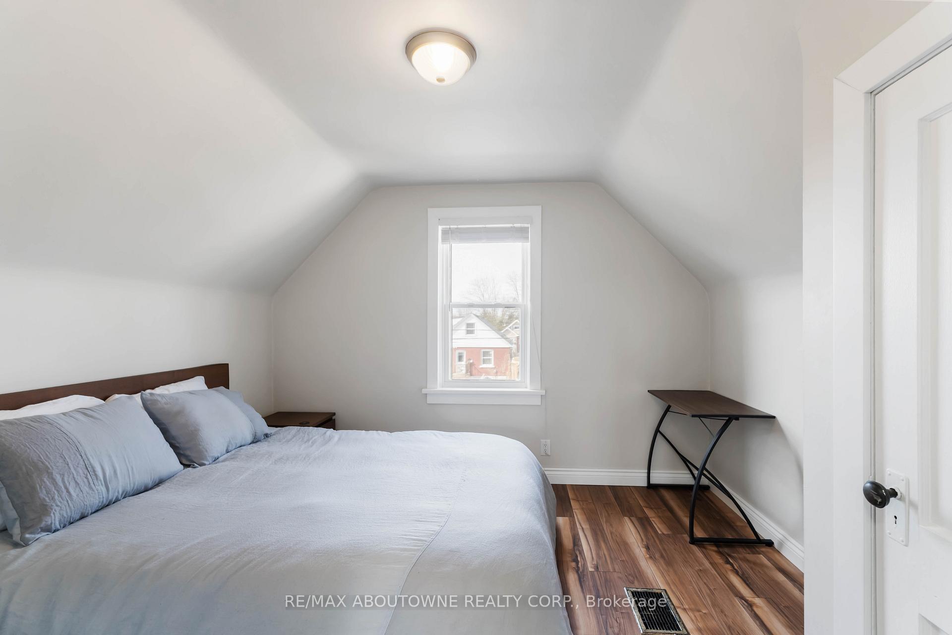 Photo 23 of 54 Weir Street S, Hamilton, Bartonville — HOMEH