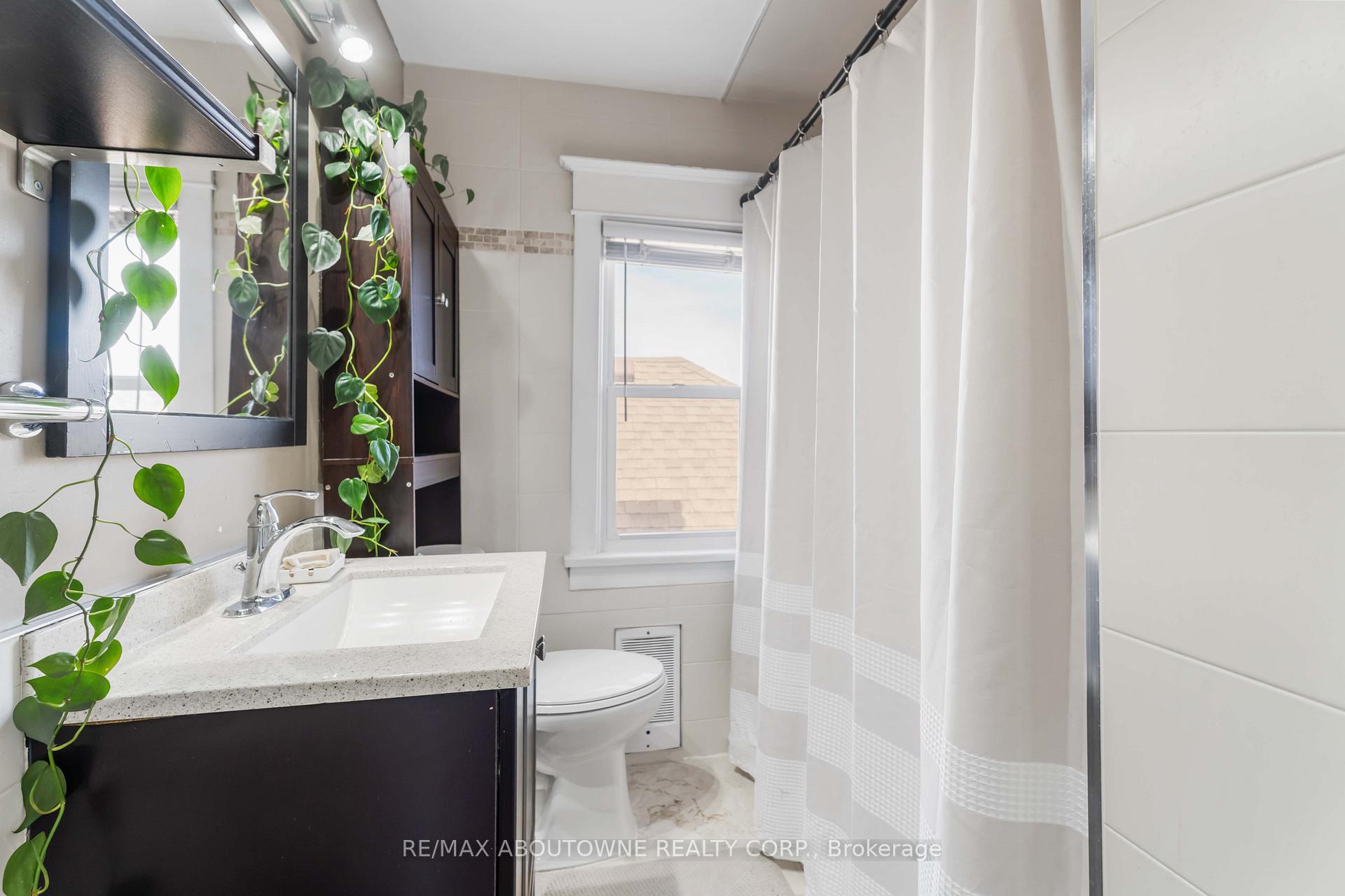 Photo 24 of 54 Weir Street S, Hamilton, Bartonville — HOMEH