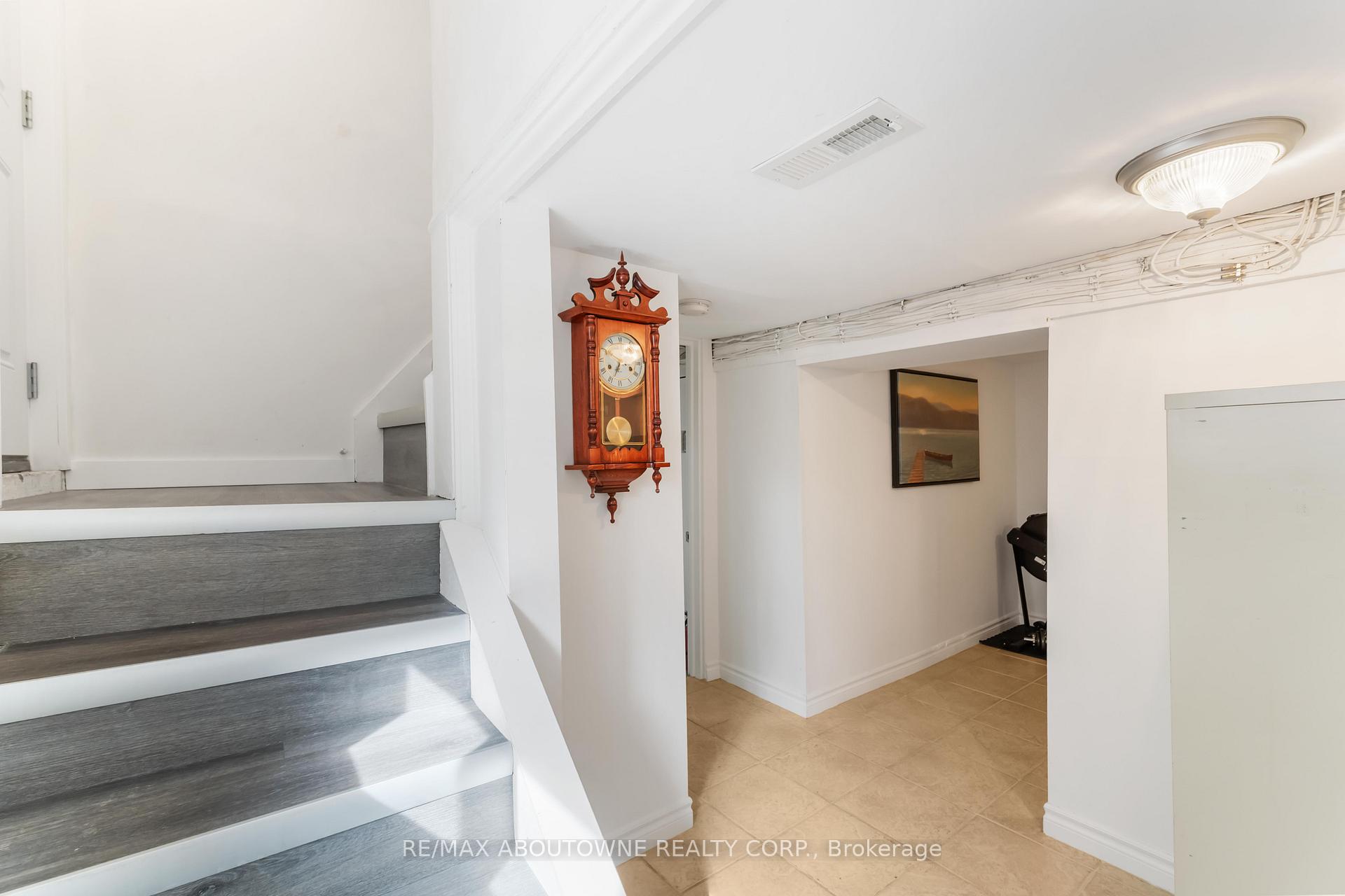 Photo 26 of 54 Weir Street S, Hamilton, Bartonville — HOMEH