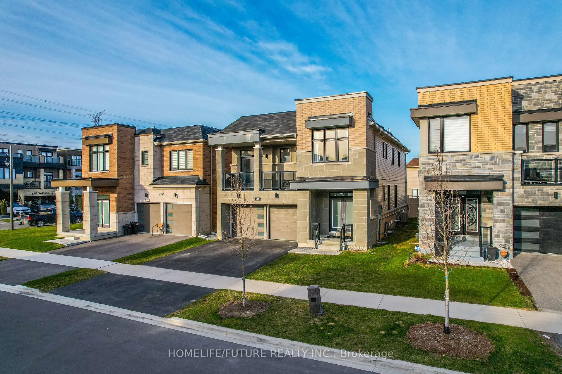 Photo 2 of 47 Clipper Lane, Clarington, Bowmanville — HOMEH