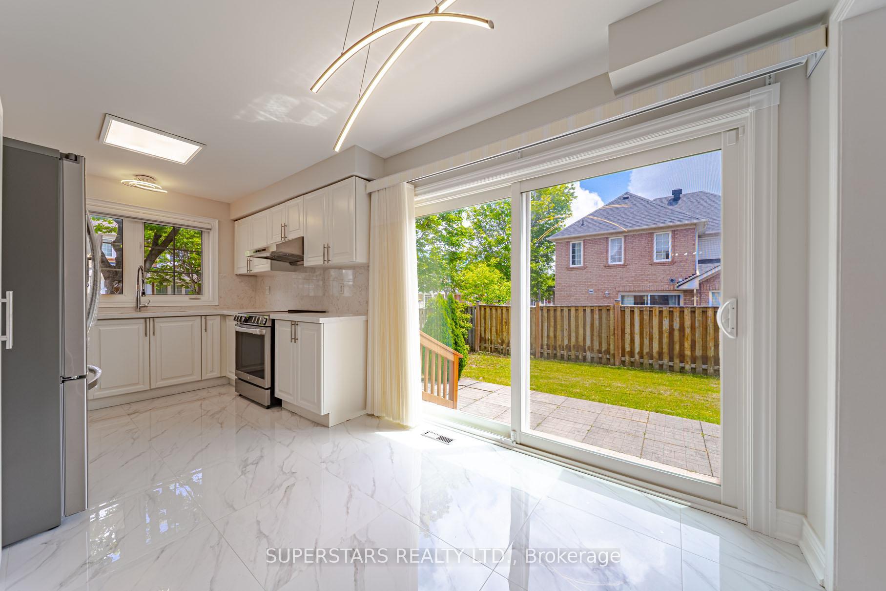 Photo 14 of 45 Tower Bridge Crescent, Markham, Berczy — HOMEH
