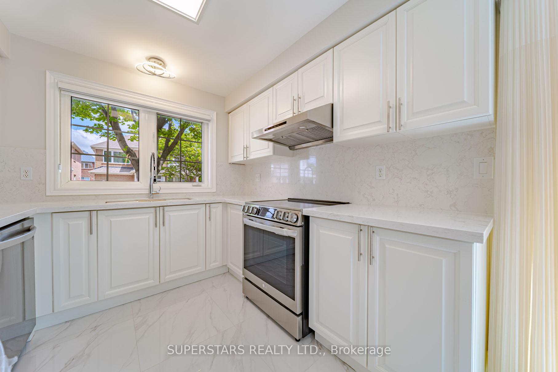 Photo 15 of 45 Tower Bridge Crescent, Markham, Berczy — HOMEH