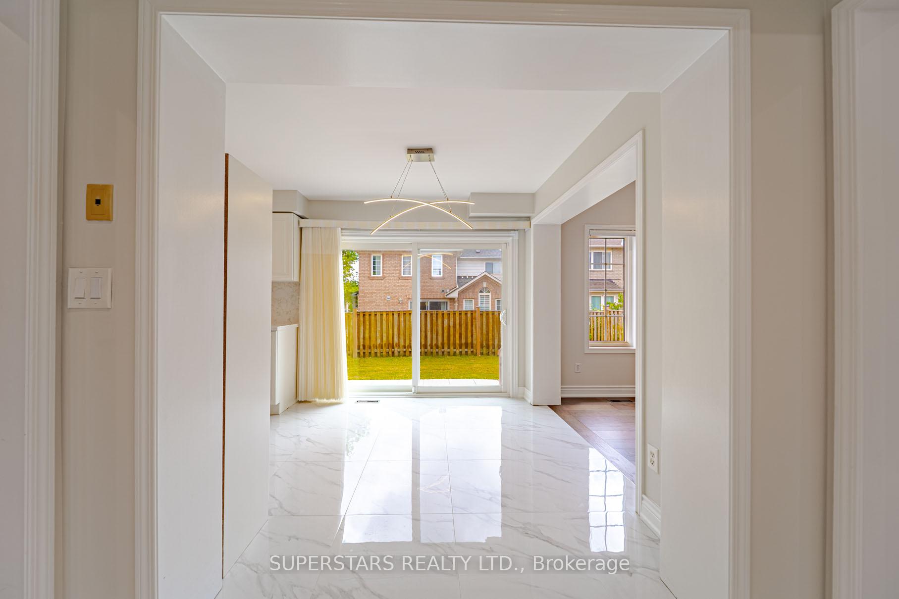Photo 17 of 45 Tower Bridge Crescent, Markham, Berczy — HOMEH