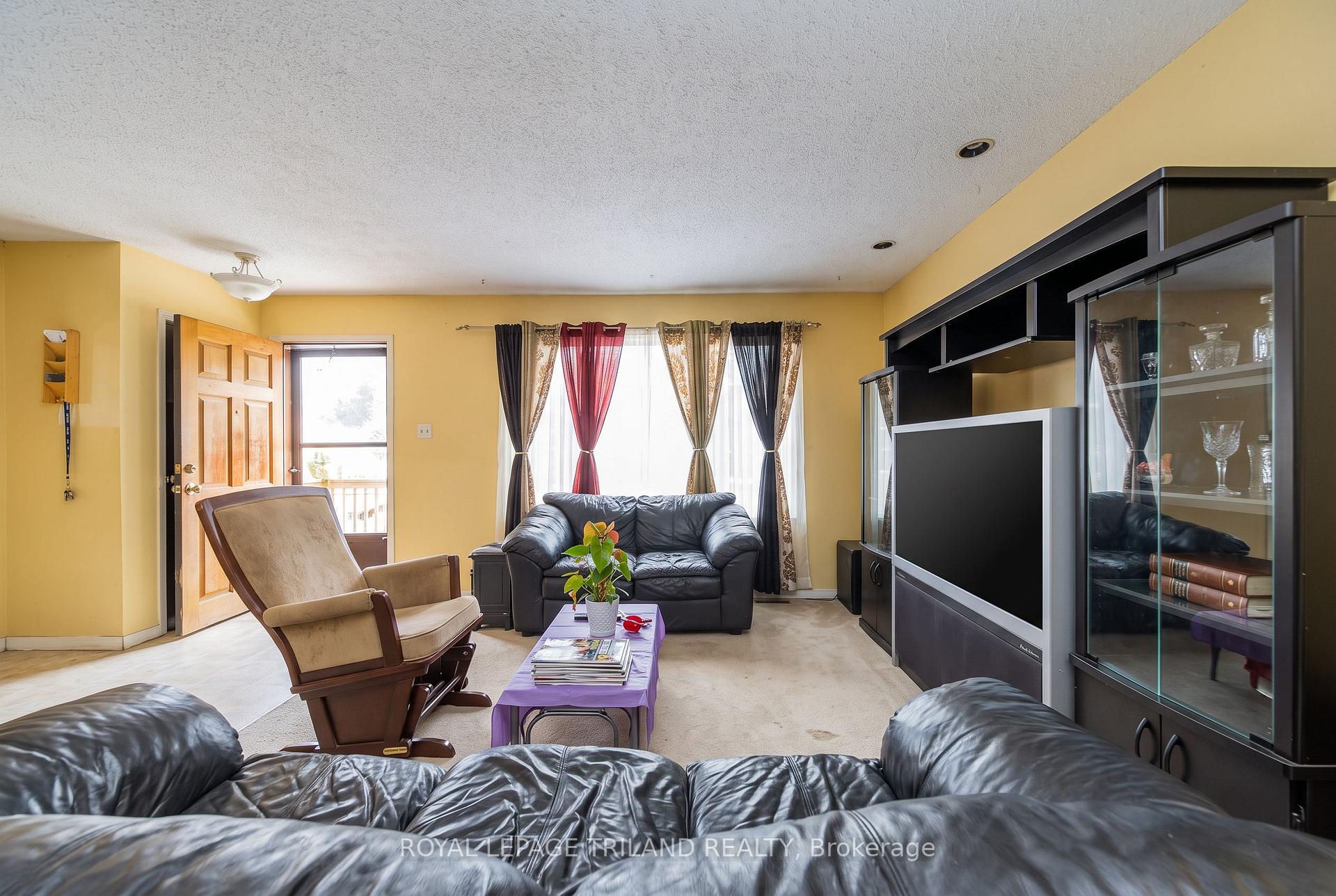 Photo 12 of 220 Admiral Drive, London, East I — HOMEH