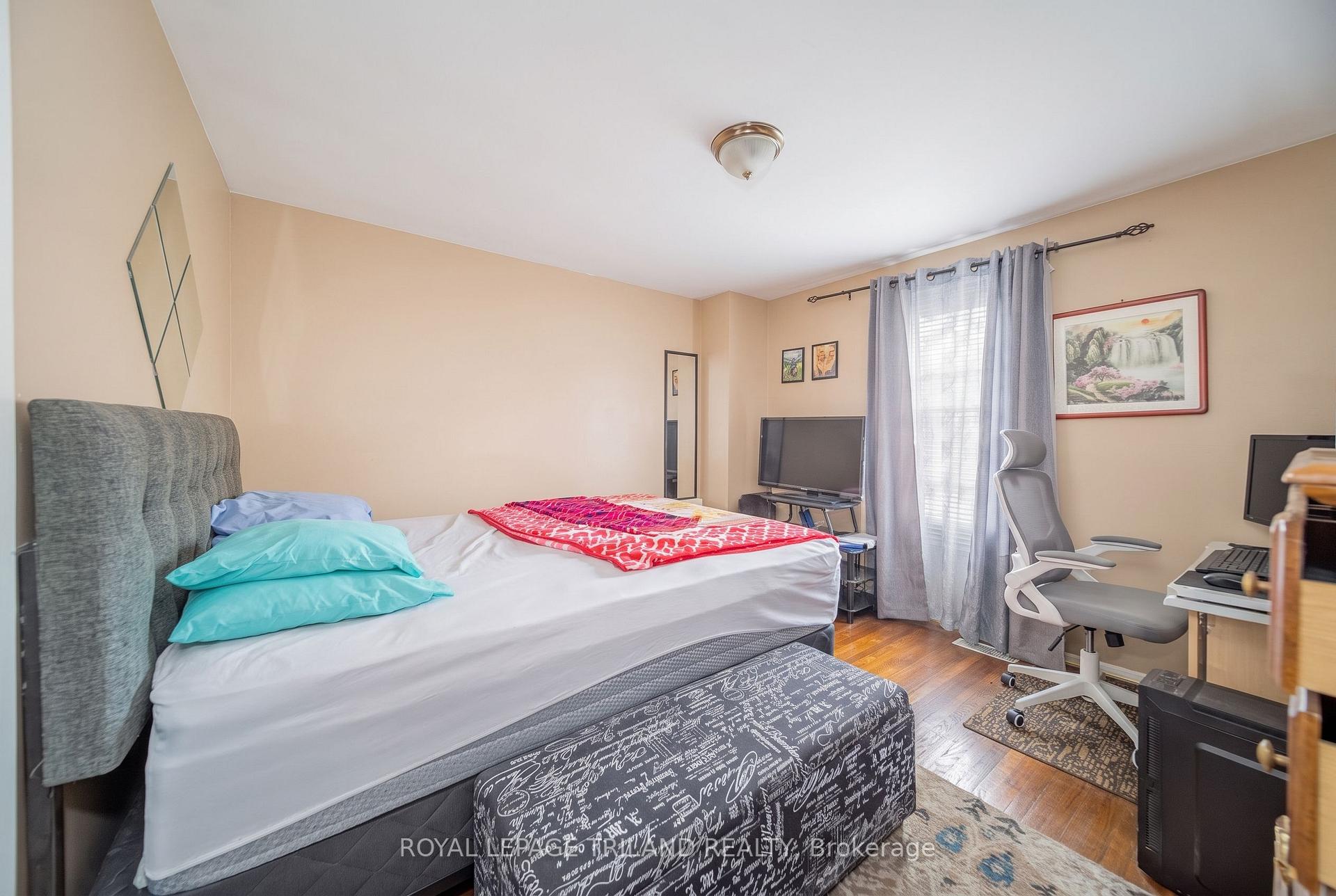 Photo 21 of 220 Admiral Drive, London, East I — HOMEH