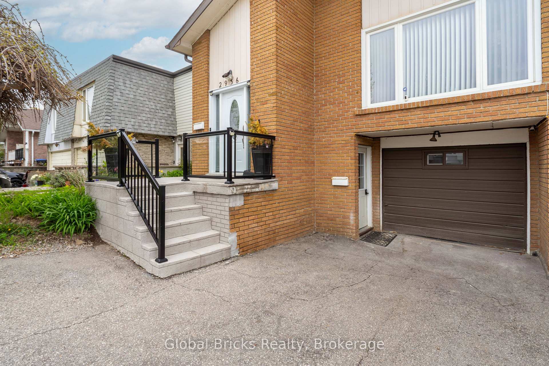 Photo 2 of 2936 Windjammer Road, Mississauga, Erin Mills — HOMEH