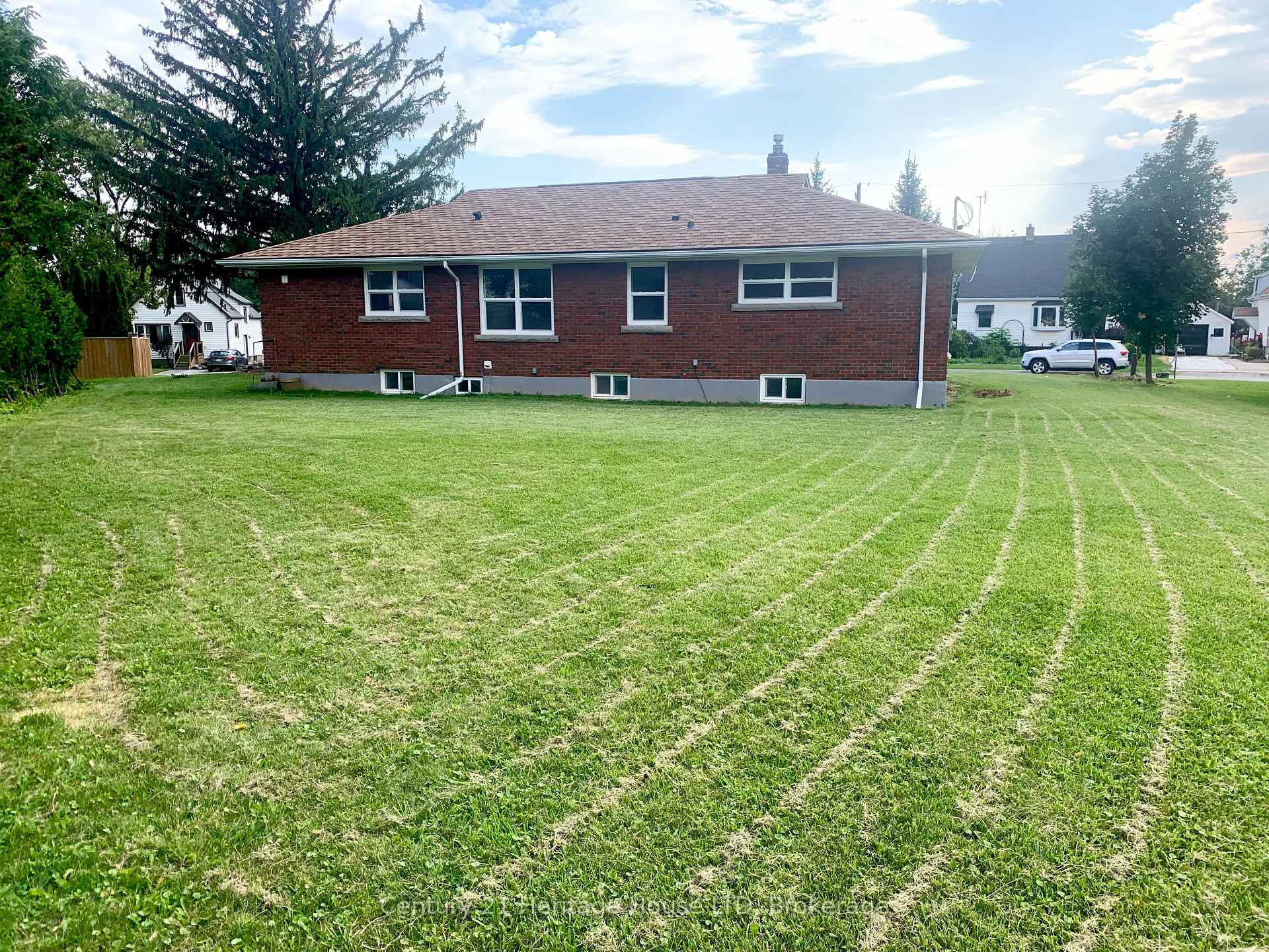 Photo 4 of 2 Foley Crescent, Thorold, Thorold Downtown — HOMEH