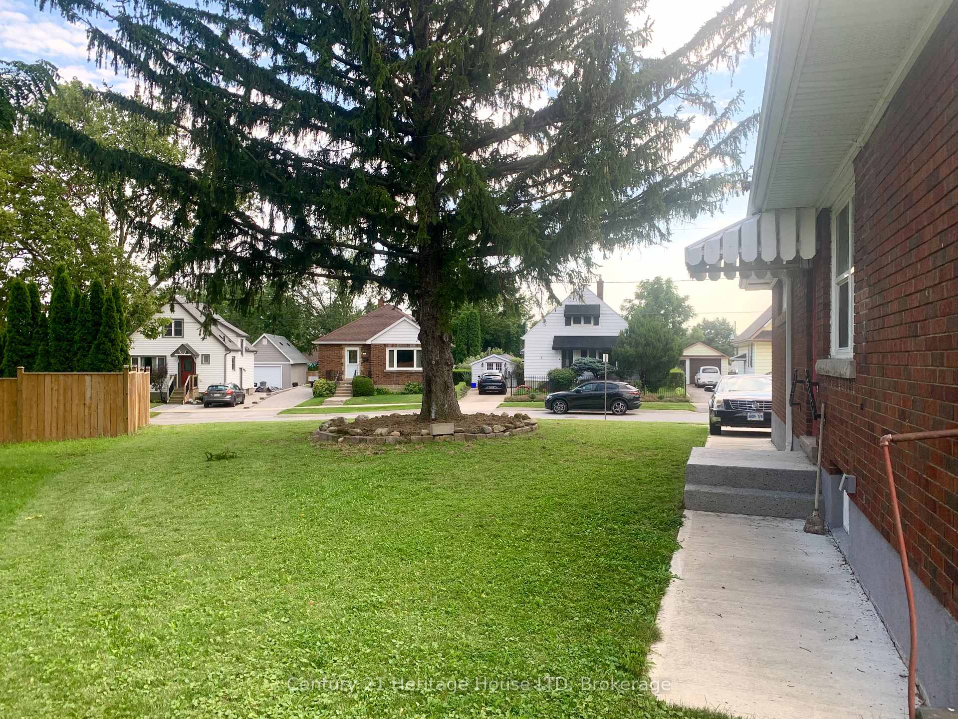 Photo 5 of 2 Foley Crescent, Thorold, Thorold Downtown — HOMEH