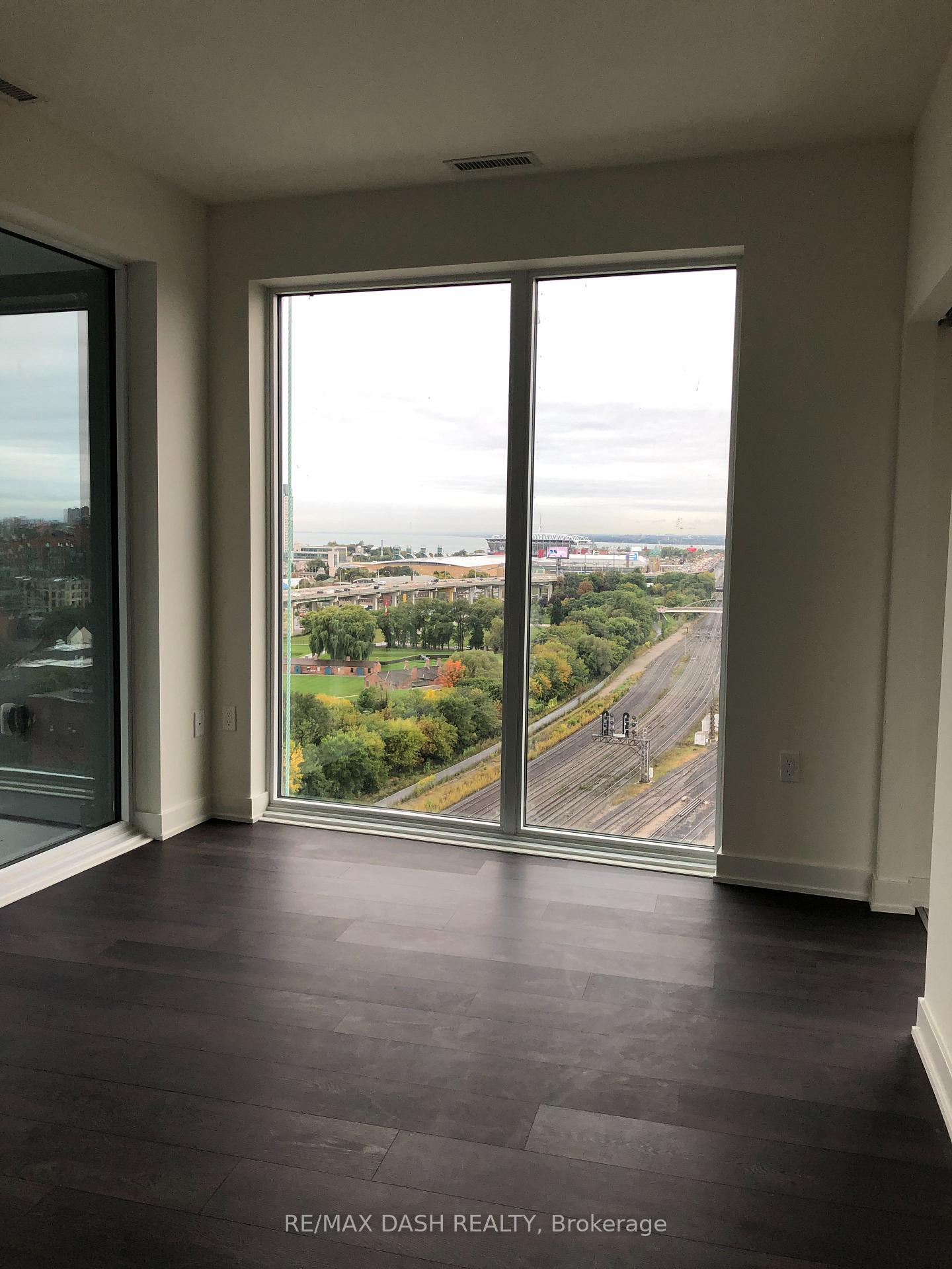 Photo 13 of Unit 1504W, 27 Bathurst Street, Toronto, Waterfront Communities — HOMEH