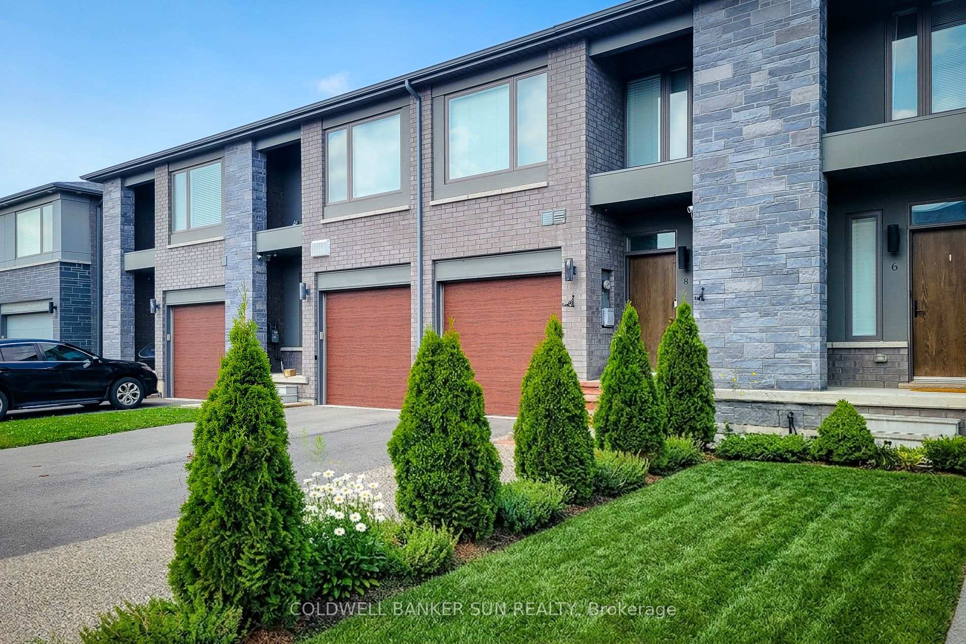Photo 2 of 8 Bedrock Drive, Hamilton, Stoney Creek Mountain — HOMEH