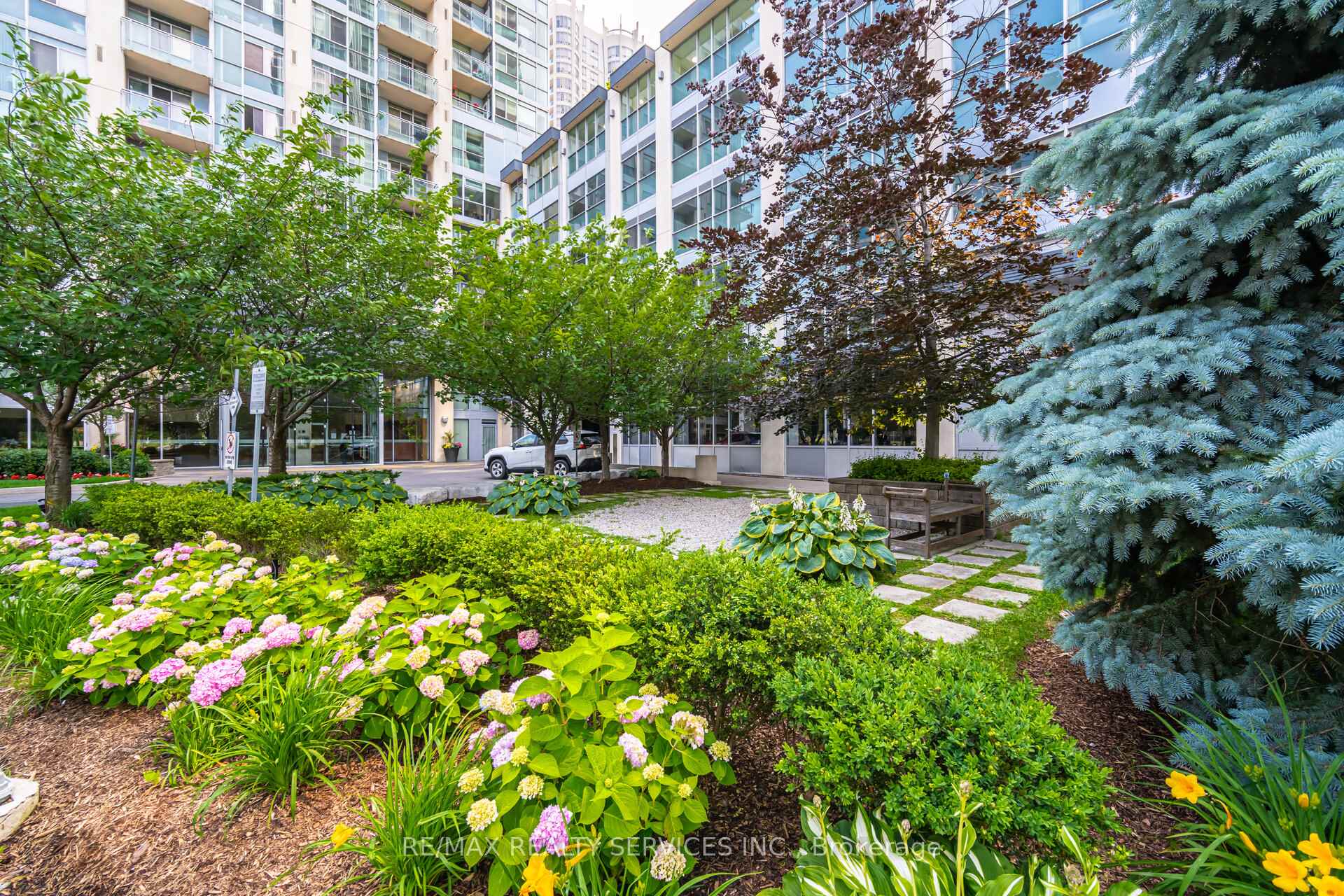 Photo 3 of Unit 810, 225 Webb Drive, Mississauga, City Centre — HOMEH
