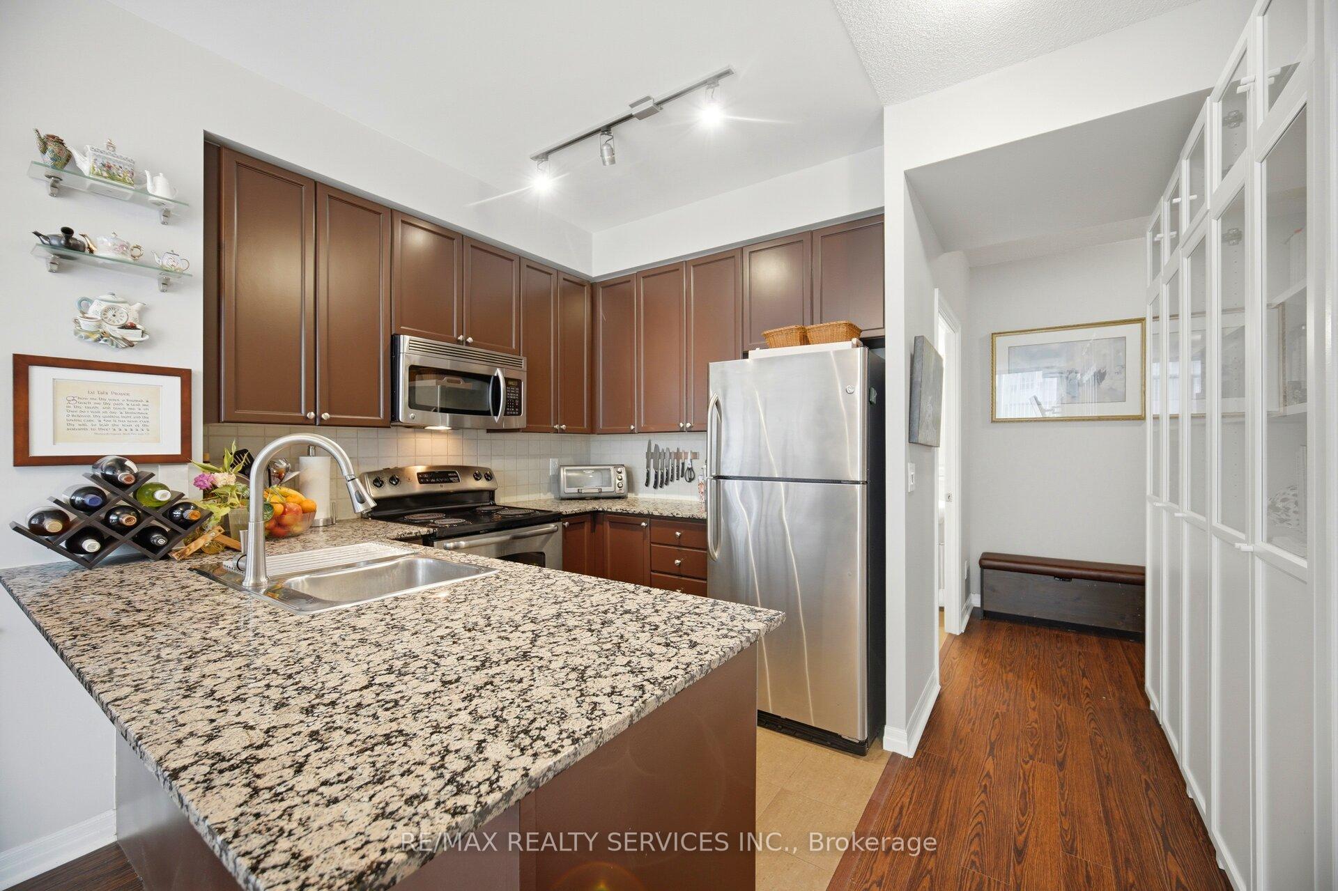 Photo 10 of Unit 810, 225 Webb Drive, Mississauga, City Centre — HOMEH