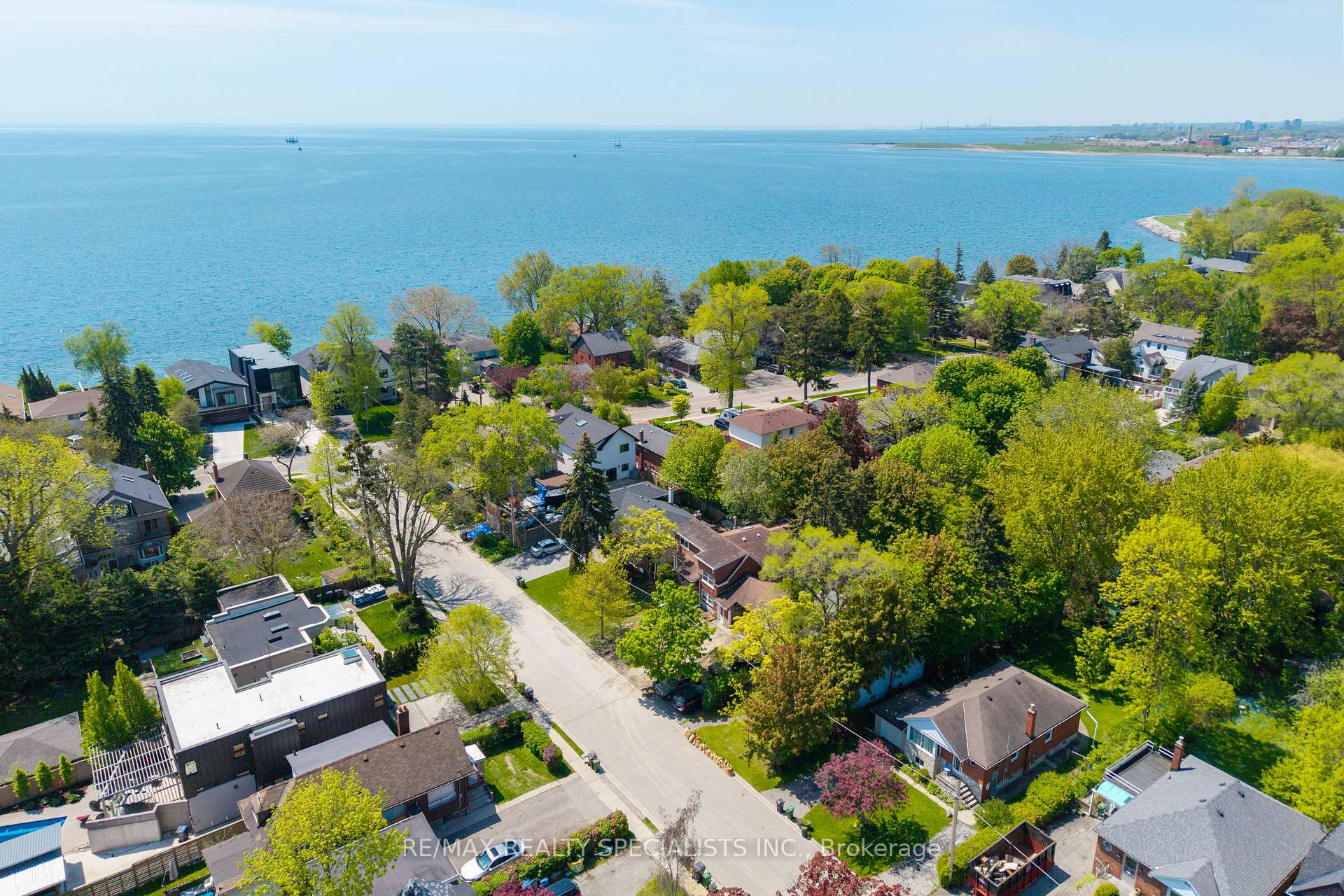 Photo 2 of 4 Elton Crescent, Etobicoke, Long Branch — HOMEH