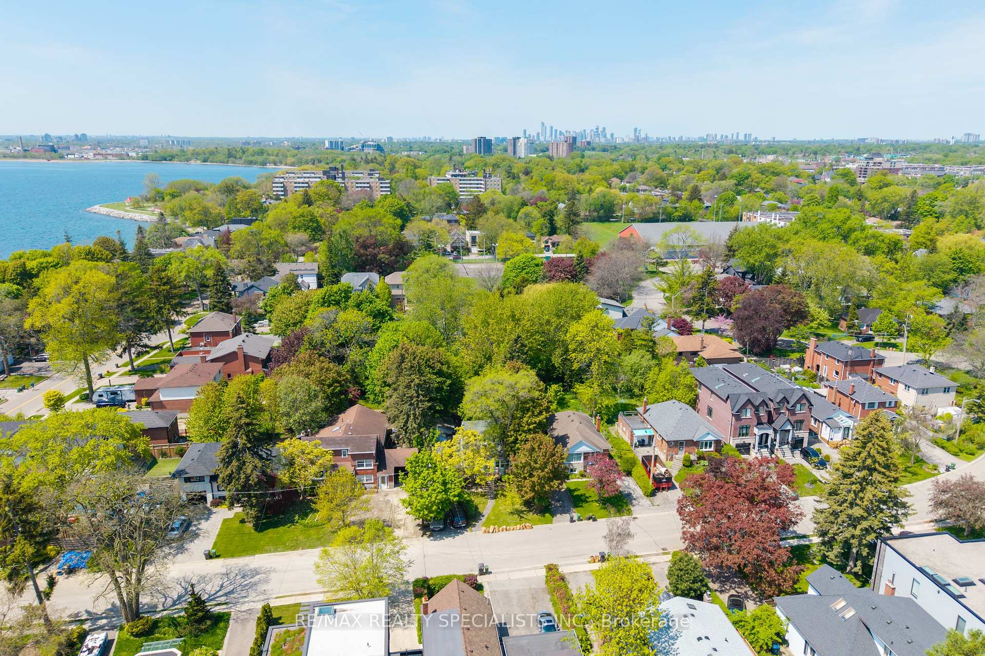 Photo 4 of 4 Elton Crescent, Etobicoke, Long Branch — HOMEH