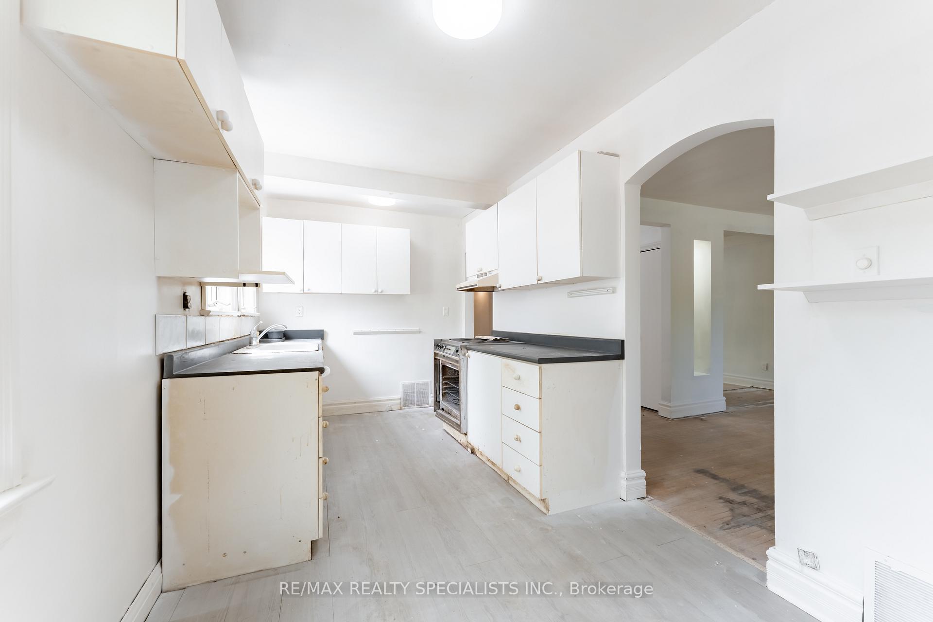 Photo 6 of 4 Elton Crescent, Etobicoke, Long Branch — HOMEH