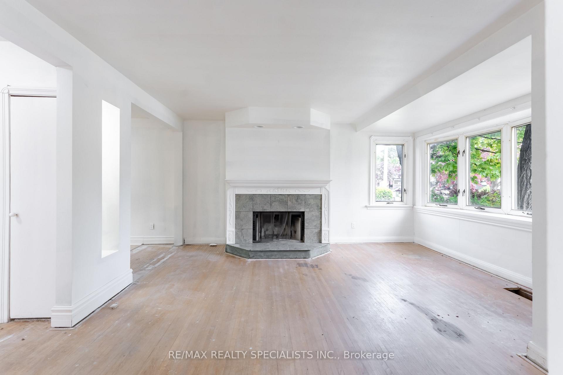 Photo 7 of 4 Elton Crescent, Etobicoke, Long Branch — HOMEH