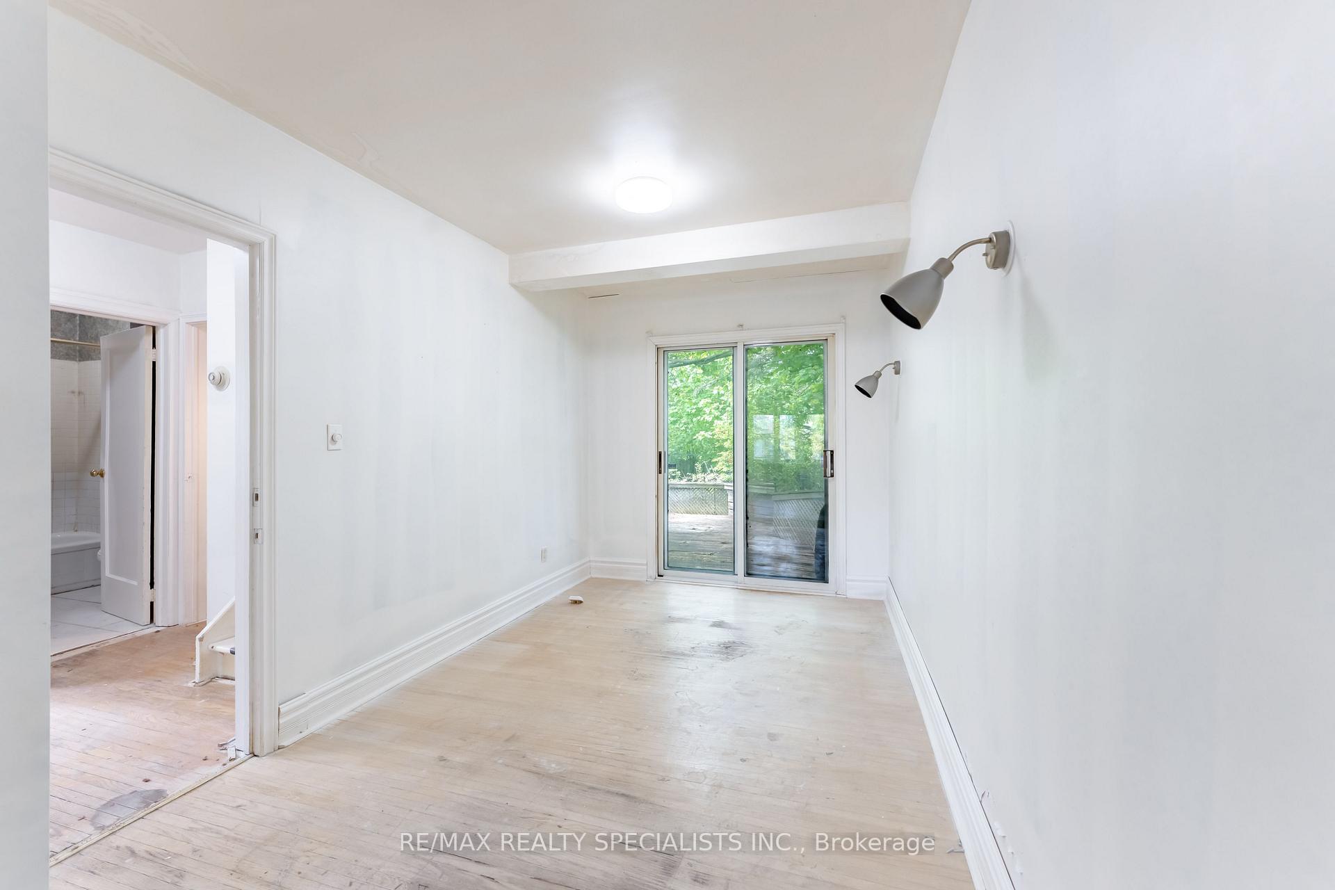 Photo 8 of 4 Elton Crescent, Etobicoke, Long Branch — HOMEH
