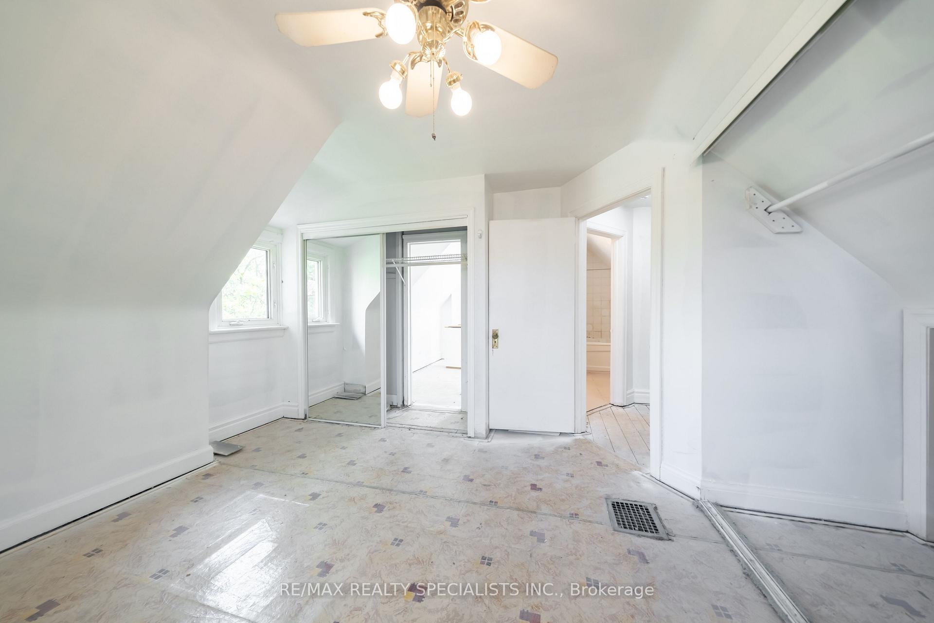 Photo 9 of 4 Elton Crescent, Etobicoke, Long Branch — HOMEH