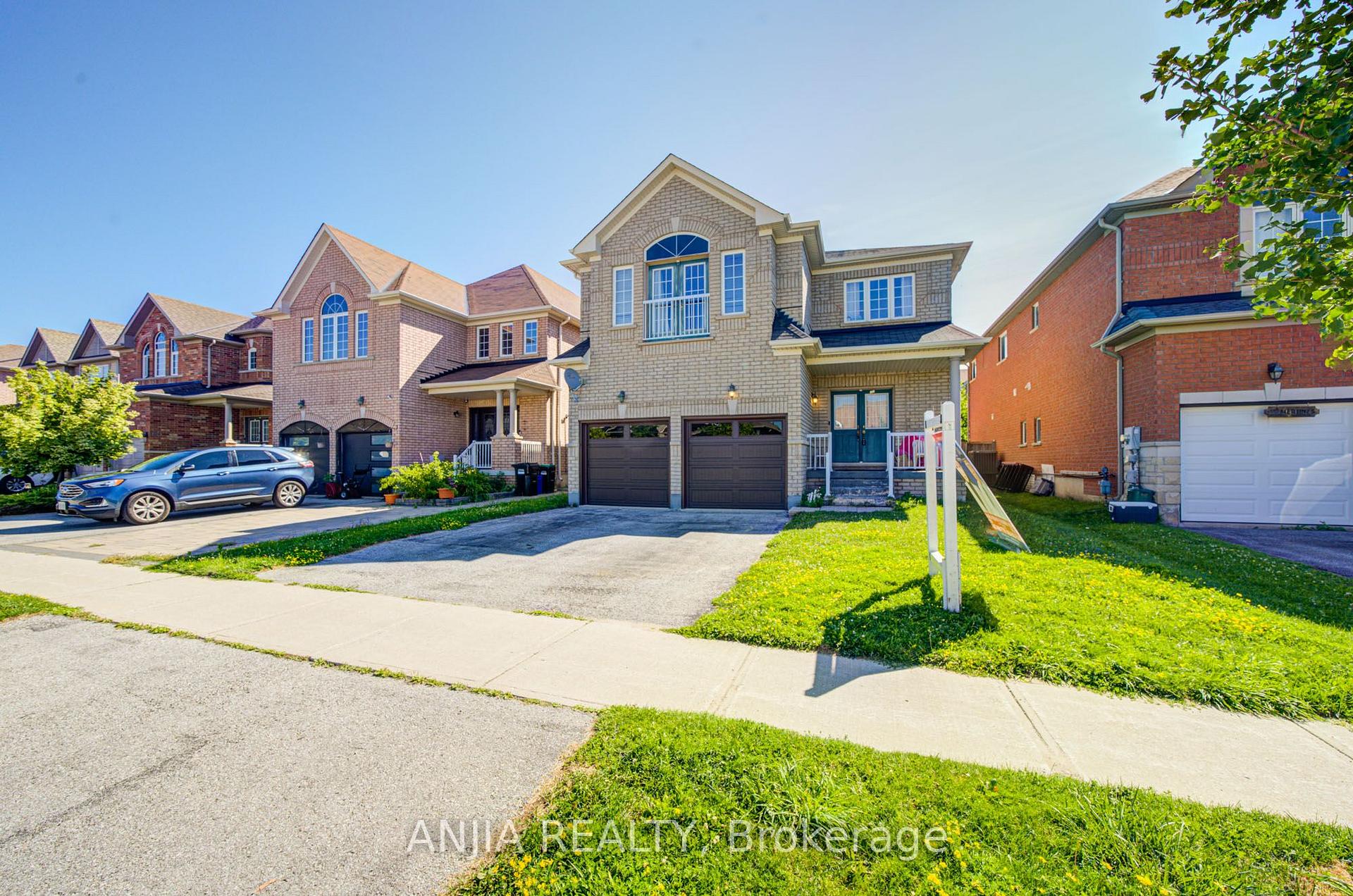 Photo 2 of 102 Westminster Circle, Barrie, Innis-Shore — HOMEH
