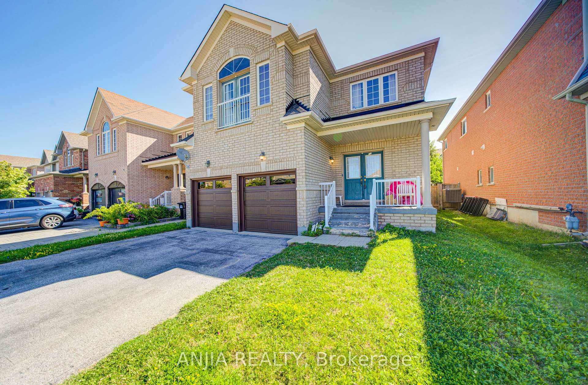 Photo 3 of 102 Westminster Circle, Barrie, Innis-Shore — HOMEH