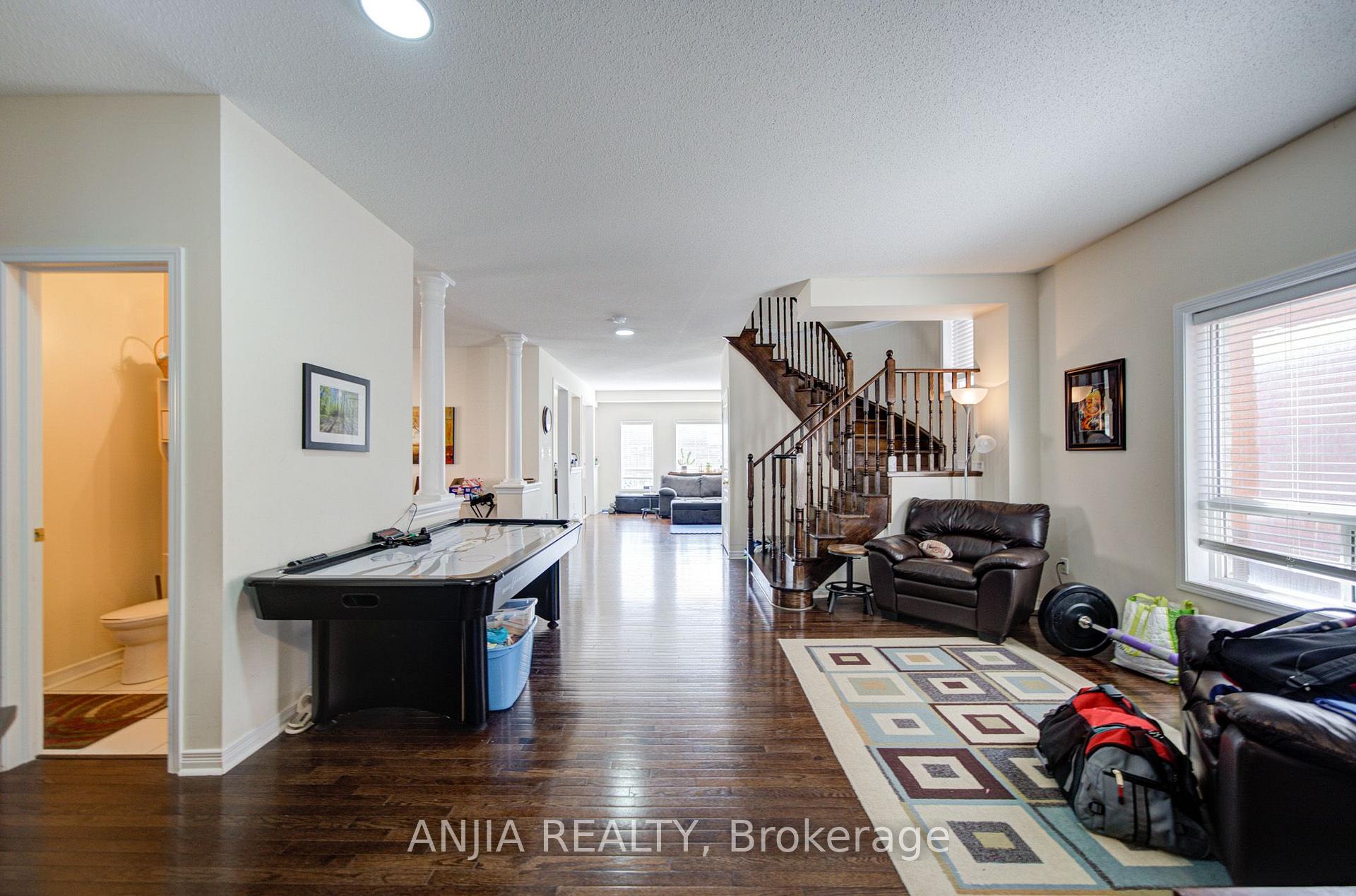 Photo 4 of 102 Westminster Circle, Barrie, Innis-Shore — HOMEH