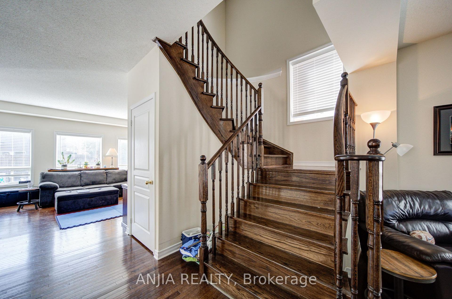 Photo 5 of 102 Westminster Circle, Barrie, Innis-Shore — HOMEH