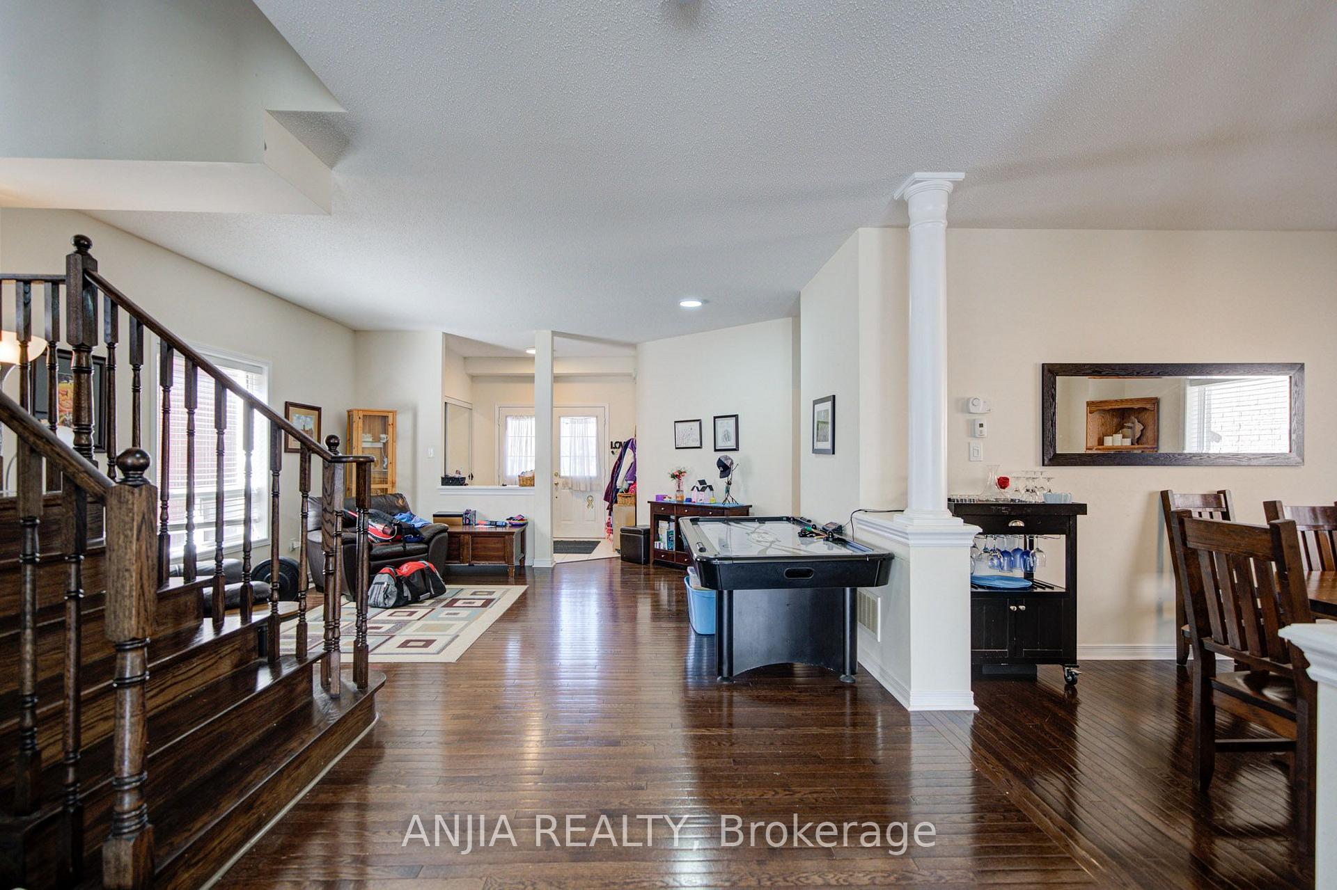 Photo 8 of 102 Westminster Circle, Barrie, Innis-Shore — HOMEH