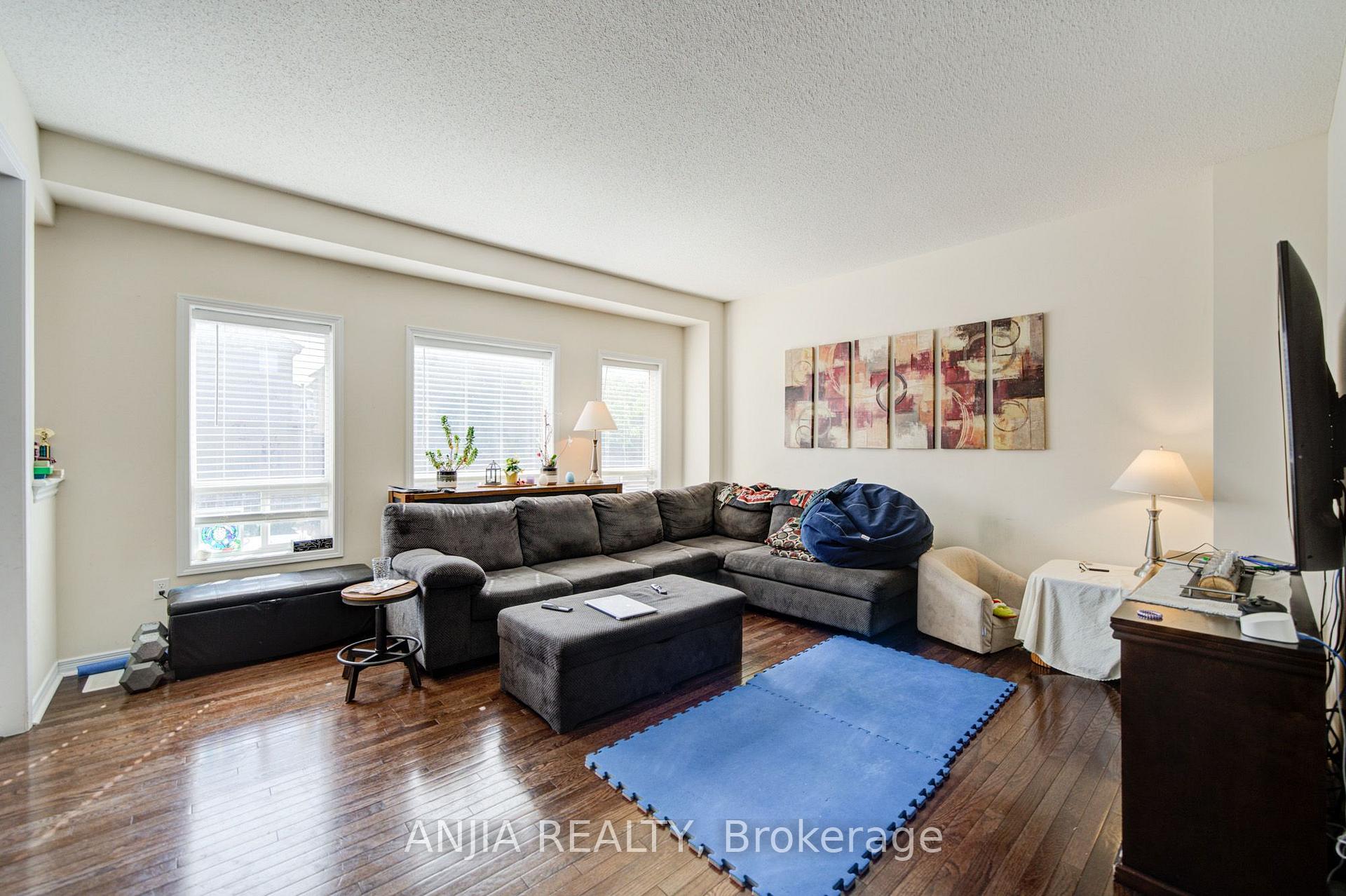 Photo 9 of 102 Westminster Circle, Barrie, Innis-Shore — HOMEH