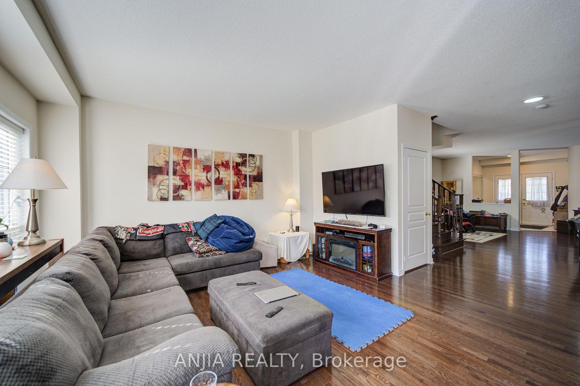 Photo 10 of 102 Westminster Circle, Barrie, Innis-Shore — HOMEH
