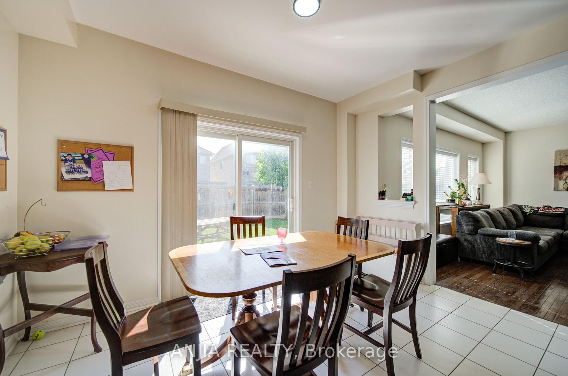 Photo 11 of 102 Westminster Circle, Barrie, Innis-Shore — HOMEH