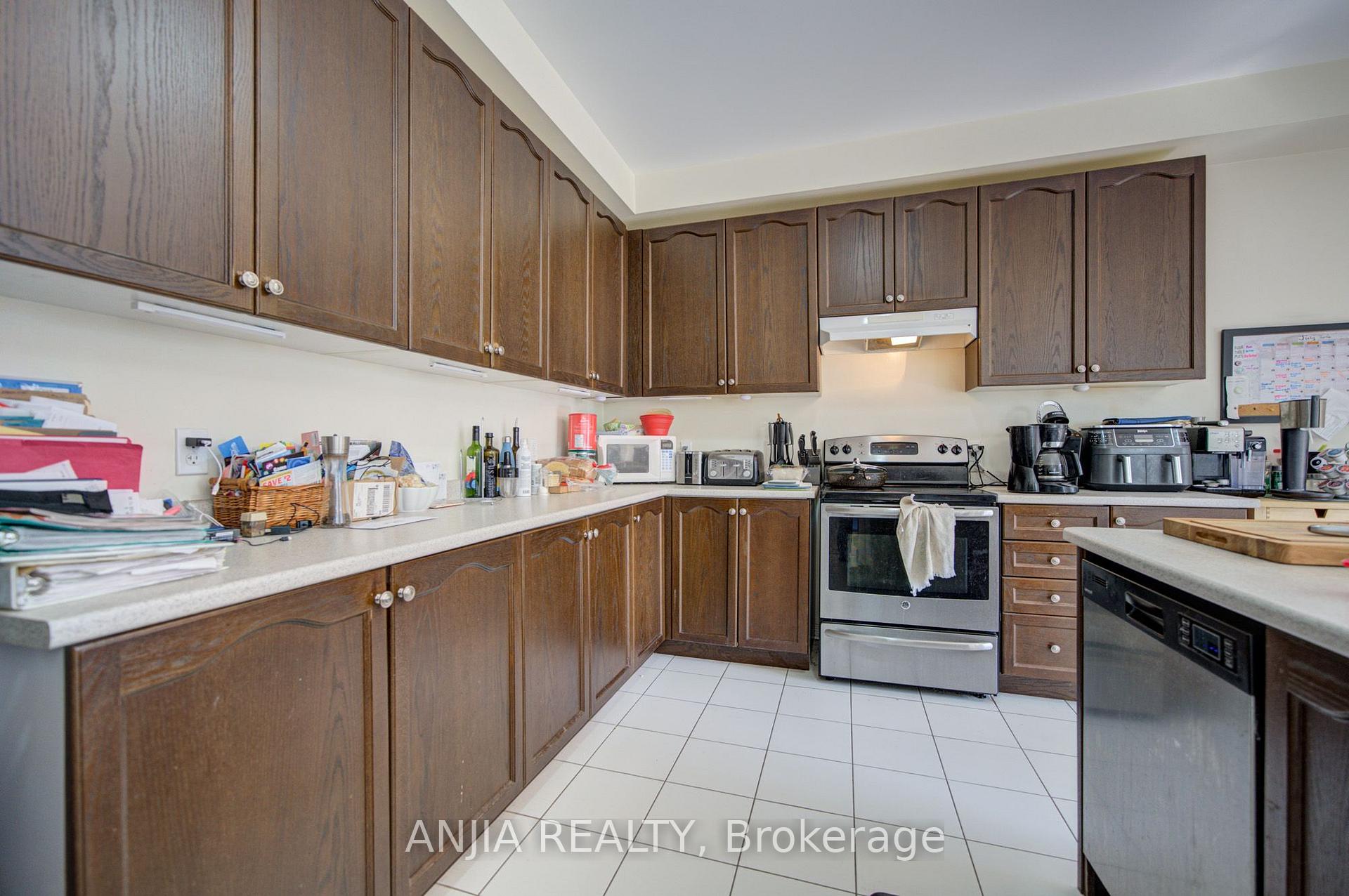 Photo 12 of 102 Westminster Circle, Barrie, Innis-Shore — HOMEH