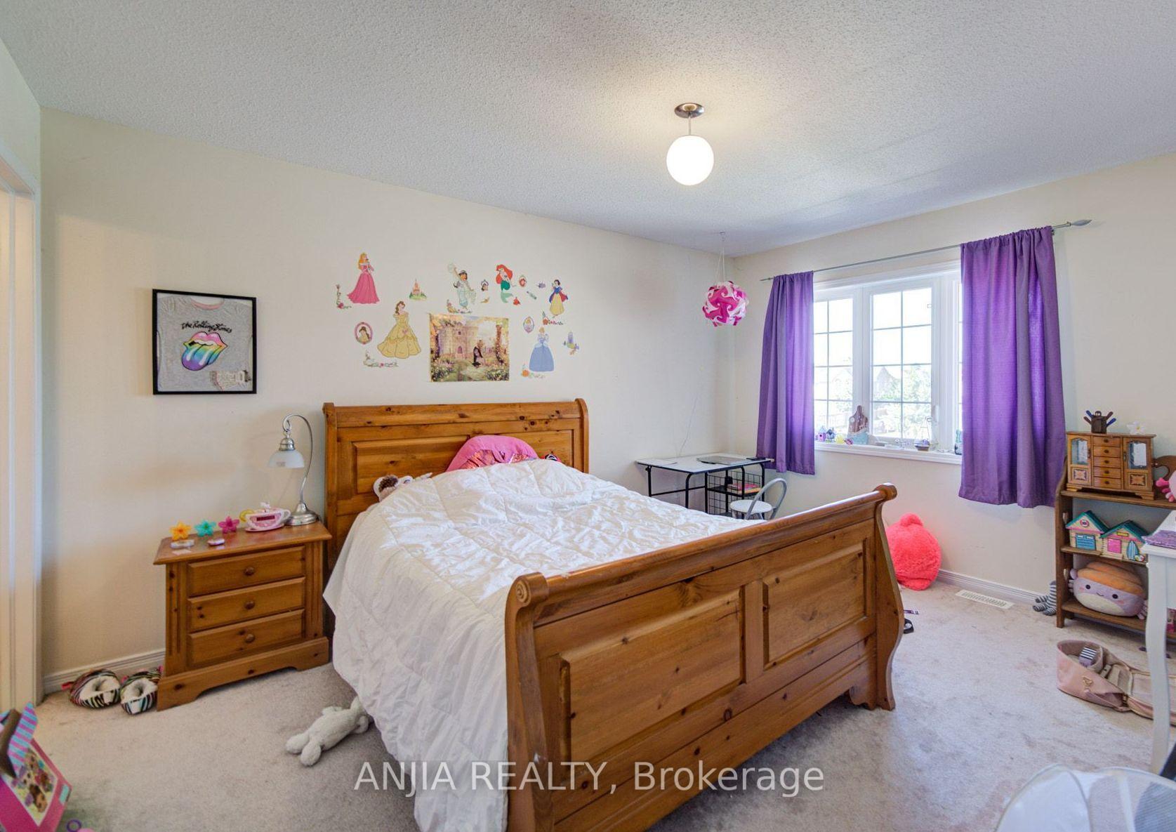 Photo 16 of 102 Westminster Circle, Barrie, Innis-Shore — HOMEH