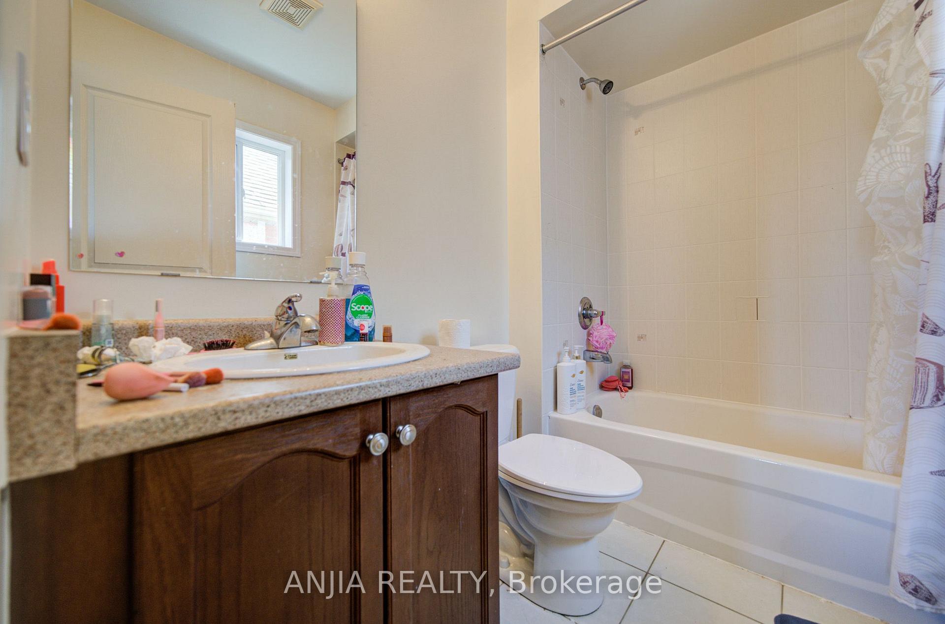 Photo 18 of 102 Westminster Circle, Barrie, Innis-Shore — HOMEH