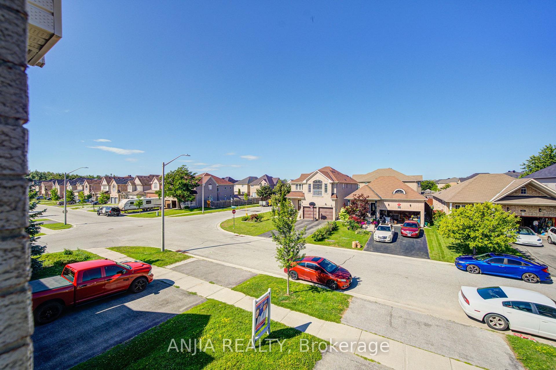 Photo 15 of 102 Westminster Circle, Barrie, Innis-Shore — HOMEH