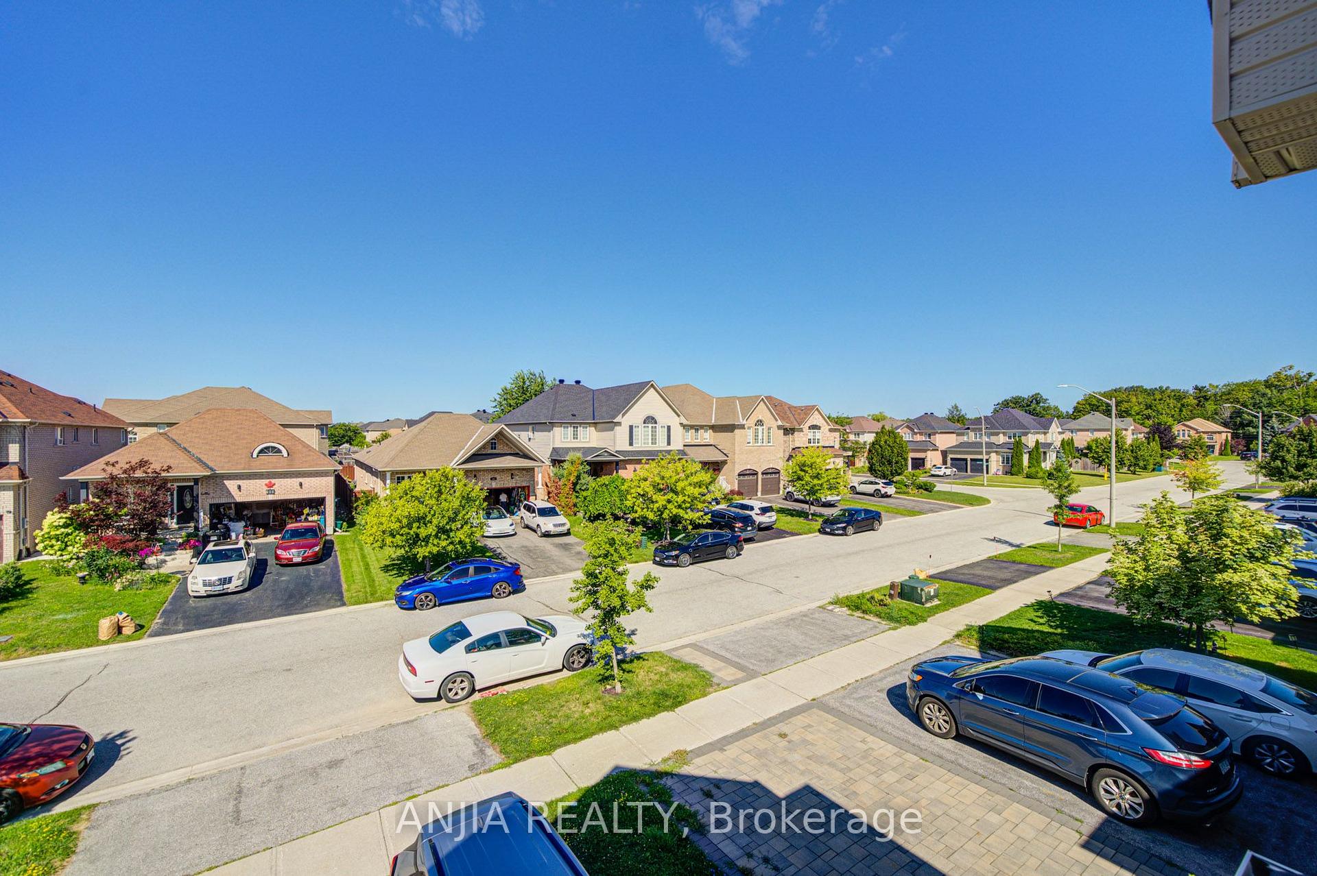 Photo 17 of 102 Westminster Circle, Barrie, Innis-Shore — HOMEH
