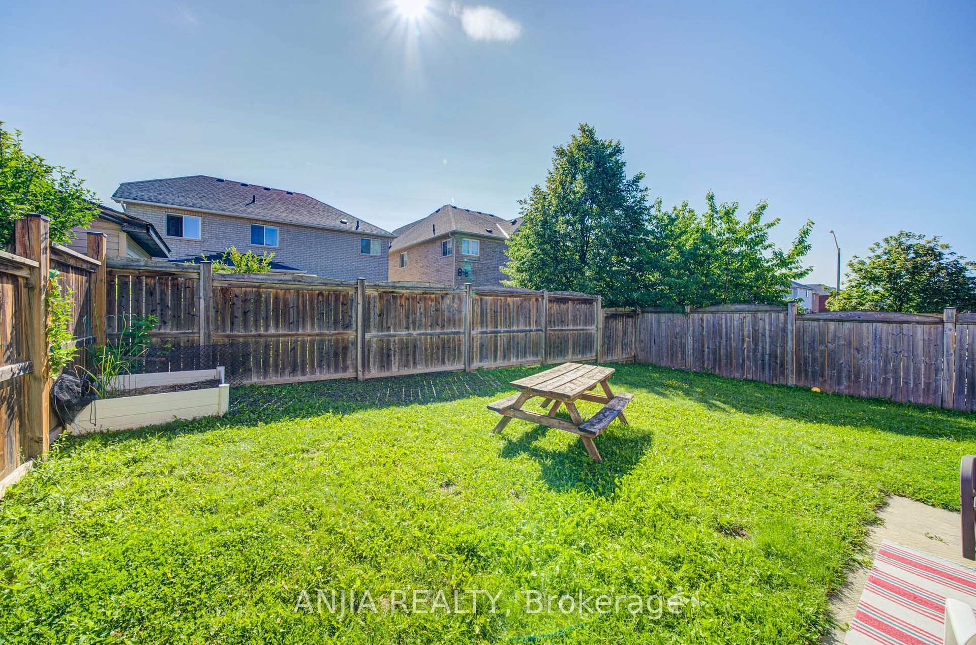 Photo 19 of 102 Westminster Circle, Barrie, Innis-Shore — HOMEH