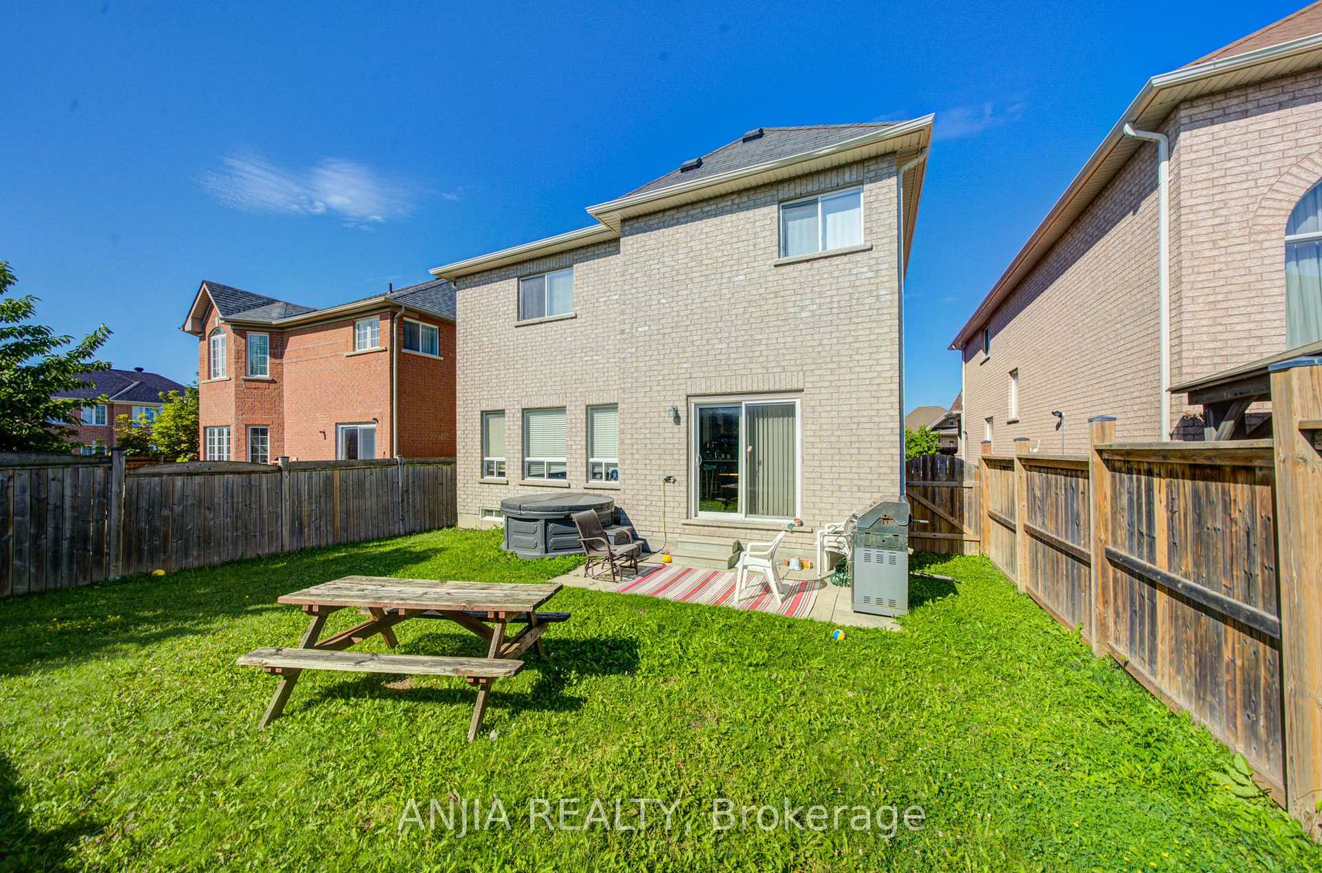 Photo 21 of 102 Westminster Circle, Barrie, Innis-Shore — HOMEH