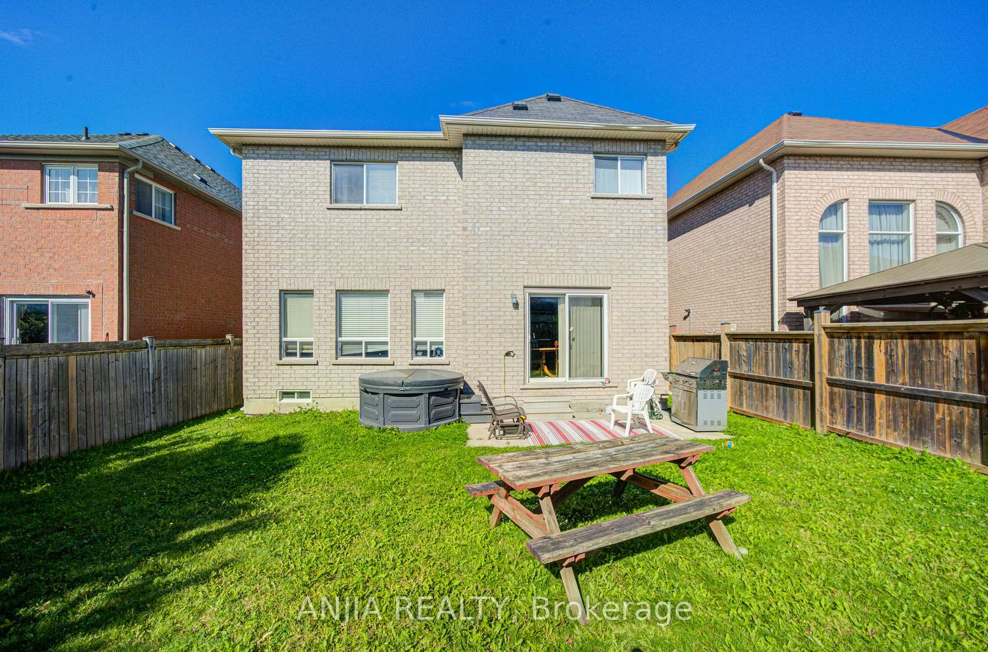 Photo 22 of 102 Westminster Circle, Barrie, Innis-Shore — HOMEH