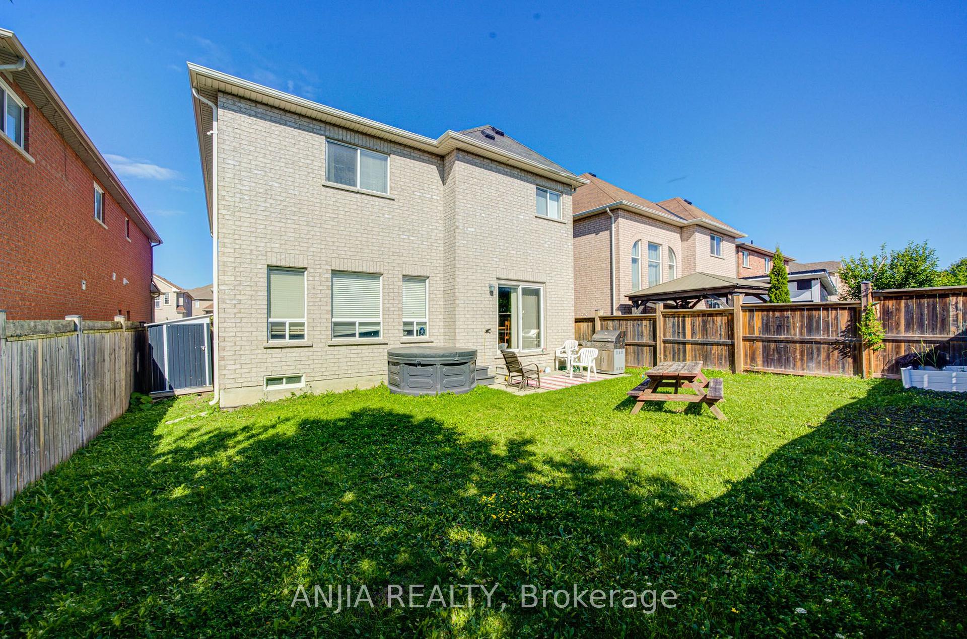 Photo 23 of 102 Westminster Circle, Barrie, Innis-Shore — HOMEH