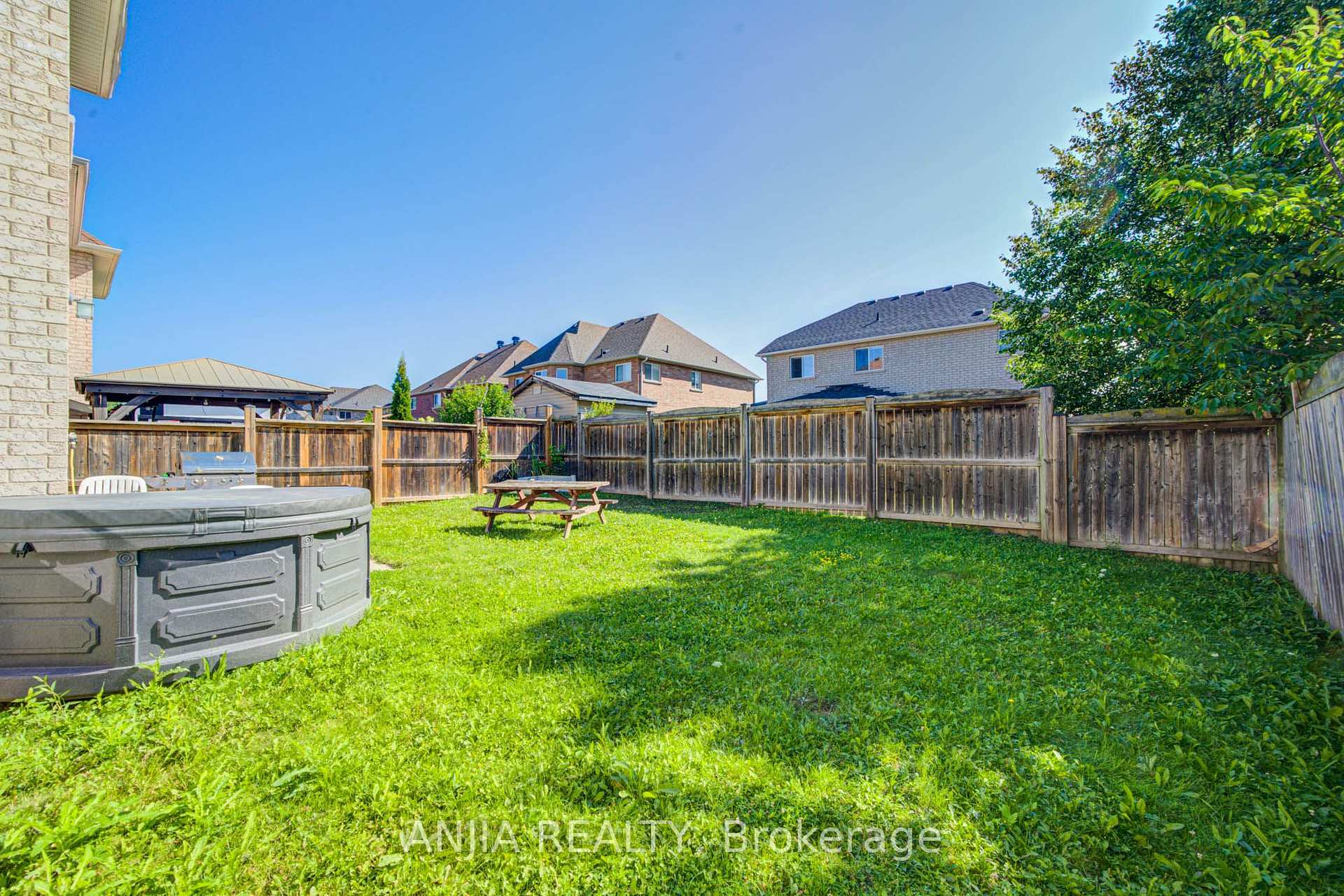 Photo 24 of 102 Westminster Circle, Barrie, Innis-Shore — HOMEH