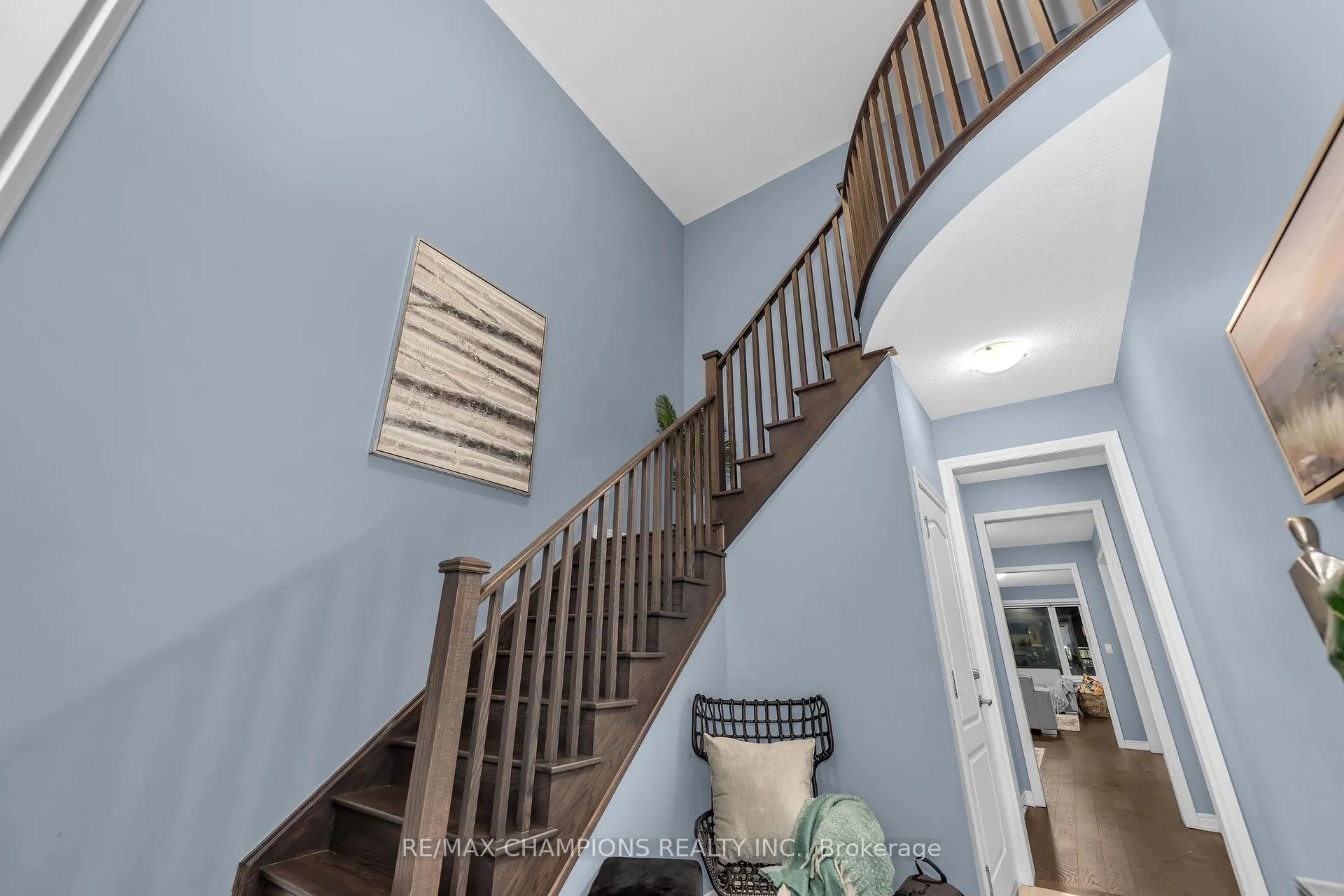 Photo 2 of 10 Fruitvale Circle, Brampton, Northwest Brampton — HOMEH
