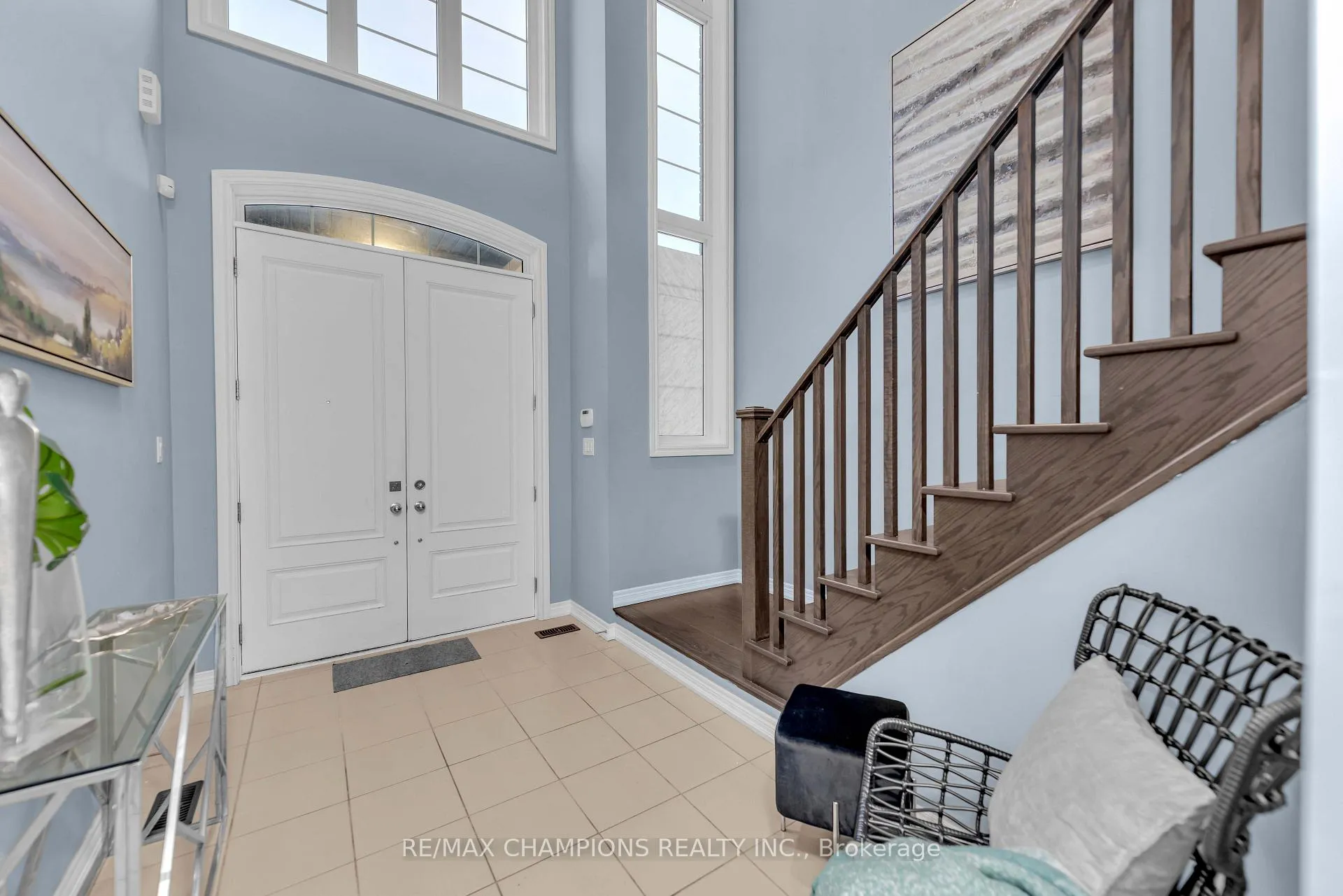 Photo 3 of 10 Fruitvale Circle, Brampton, Northwest Brampton — HOMEH