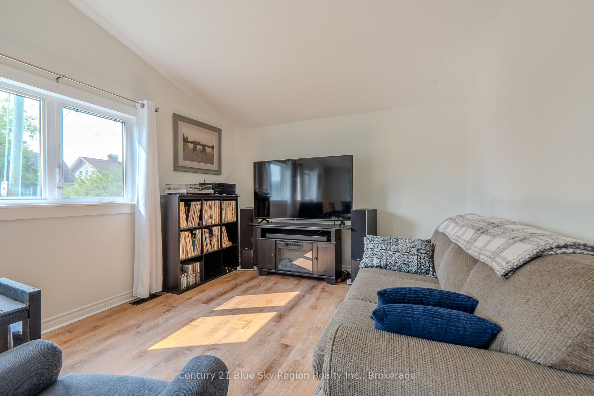 Photo 7 of 537 Laurier Avenue, North Bay, Central — HOMEH