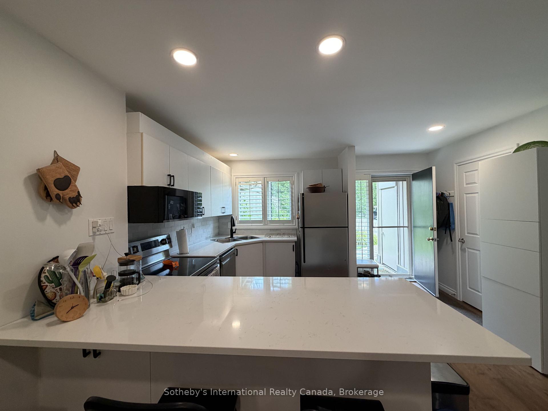 Photo 4 of 589 Oxbow Crescent, Collingwood — HOMEH