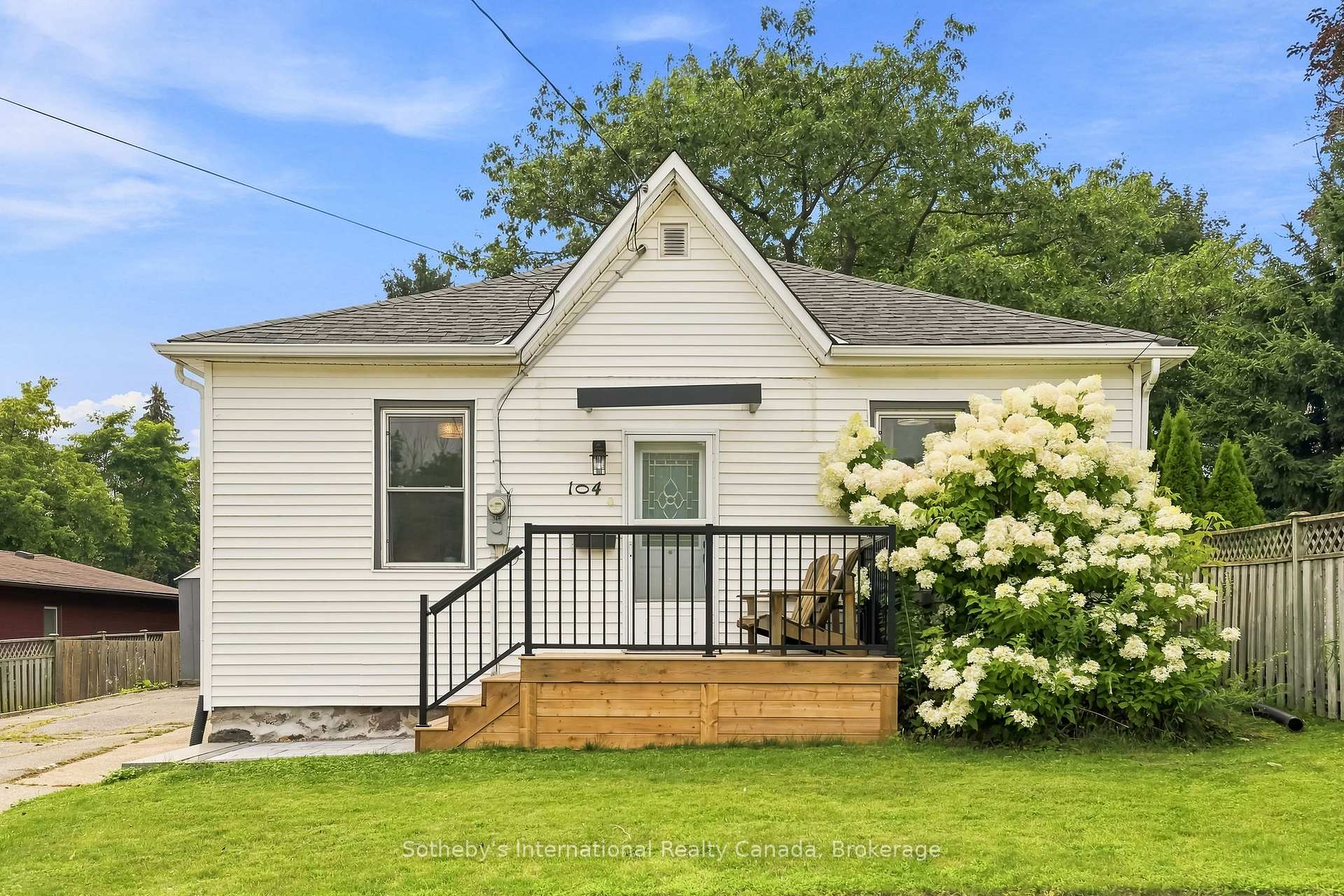 Front of 104 Deblaquire Street S