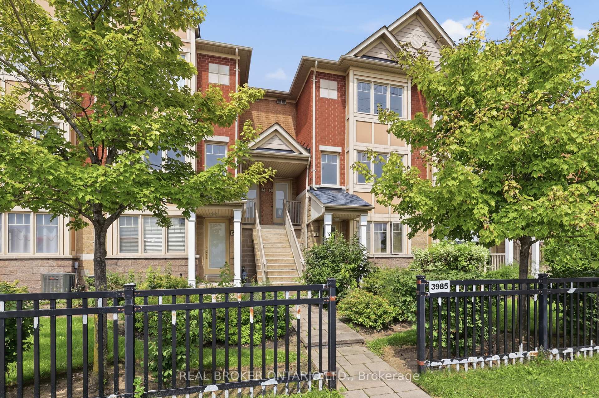Front of 3985 Eglinton Avenue W