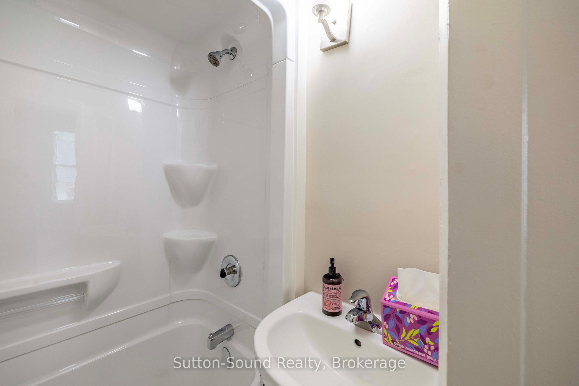Photo 11 of 1100 4th Avenue E, Owen Sound — HOMEH